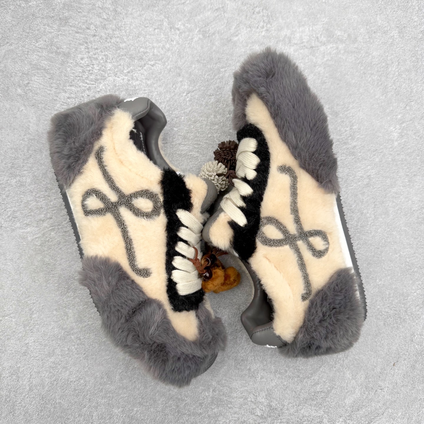 图片[3]-罗意威Loewe Ballet Runner 2.0 Sneakers 芭蕾舞2.0系列阿甘复古风德训薄底百搭休闲运动鞋 市面最高性价比 实体平台跑量 主打推荐好货 采用反绒牛皮革拼接头层皮饰片鞋面材质鞋身原装高密度防刮尼龙面料,极好柔软效果双层乳胶缓震鞋垫外部搭配轻量EVA缓震组合橡胶防滑片装外底不对称鞋头设计、袜状内部结构，轻盈橡胶外底延伸至鞋头 20 毫米鞋跟，附白色和同色系鞋带侧面饰有 L 徽标，鞋舌饰有压纹 Anagram 后跟标签饰有注塑橡胶 LOEWE 标志升级原楦型开发纸版全手工拉帮工艺成型 尺码：35 36 37 38 39 40 41 42 43 44 45-选品中心