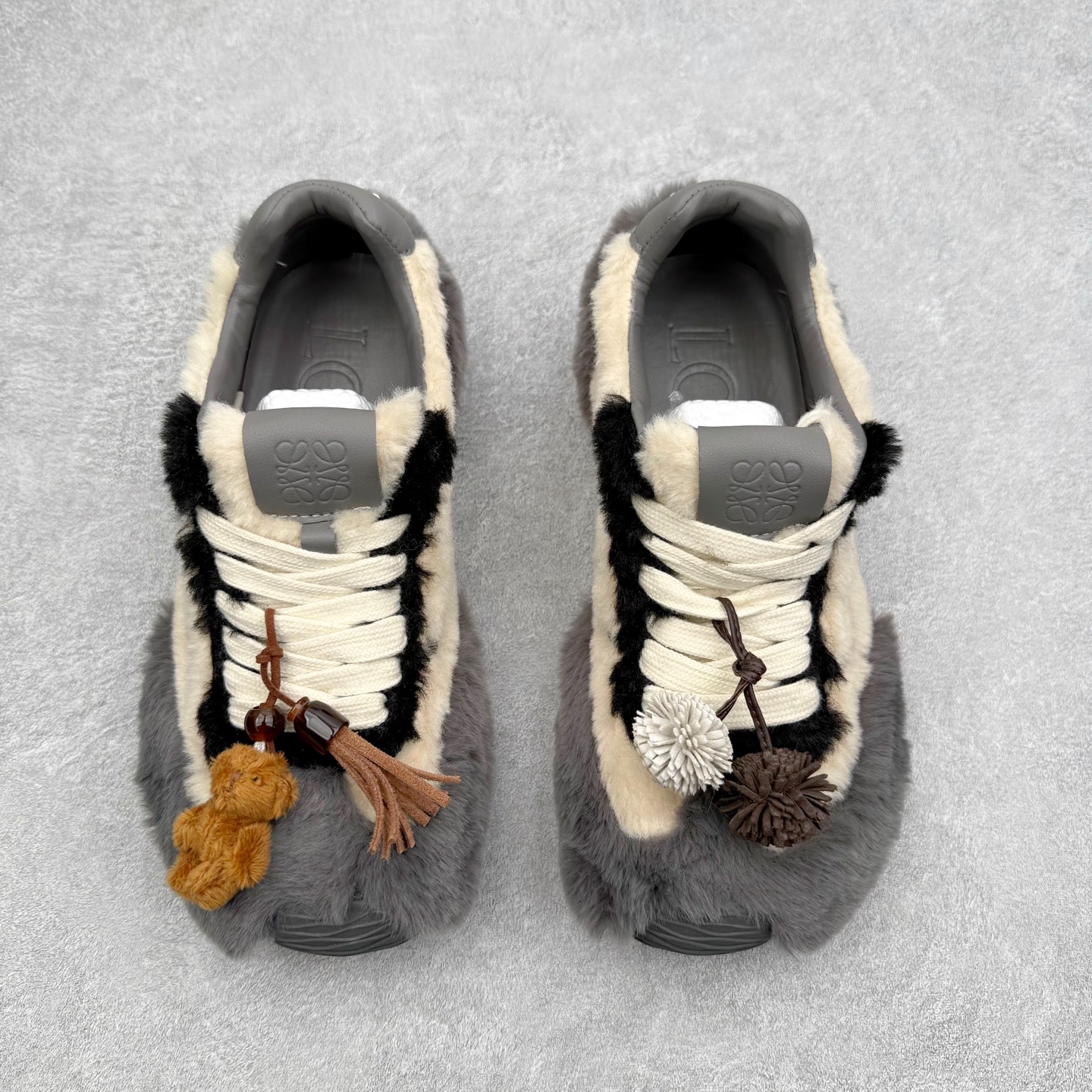 图片[2]-罗意威Loewe Ballet Runner 2.0 Sneakers 芭蕾舞2.0系列阿甘复古风德训薄底百搭休闲运动鞋 市面最高性价比 实体平台跑量 主打推荐好货 采用反绒牛皮革拼接头层皮饰片鞋面材质鞋身原装高密度防刮尼龙面料,极好柔软效果双层乳胶缓震鞋垫外部搭配轻量EVA缓震组合橡胶防滑片装外底不对称鞋头设计、袜状内部结构，轻盈橡胶外底延伸至鞋头 20 毫米鞋跟，附白色和同色系鞋带侧面饰有 L 徽标，鞋舌饰有压纹 Anagram 后跟标签饰有注塑橡胶 LOEWE 标志升级原楦型开发纸版全手工拉帮工艺成型 尺码：35 36 37 38 39 40 41 42 43 44 45-选品中心