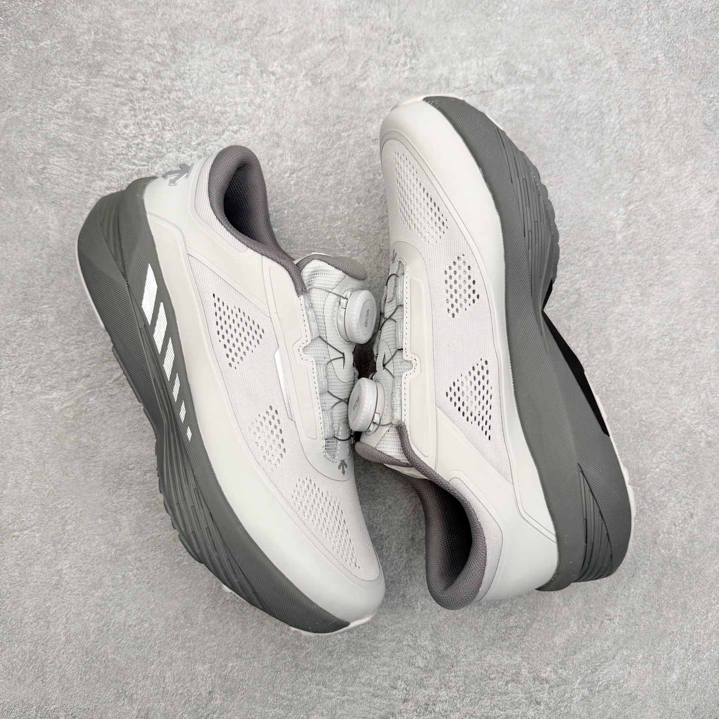 图片[3]-DESCENTE Dualis Dulis Wire Wp 运动低帮生活休闲鞋 DESCENTE（迪桑特）创立于1935年，品牌名取自法语词汇，意为“滑降”。品牌箭头标识代表滑雪的三种技术“高速直线滑行”、“穿越”和“侧滑”，也寓意品牌在打造高端专业运动产品中不断追求完美的创新精神，致力于成为中国高端专业滑雪、综训、女子、铁人三项、高尔夫的第一品牌。尺码：39 40 41 42 43 44 45-选品中心