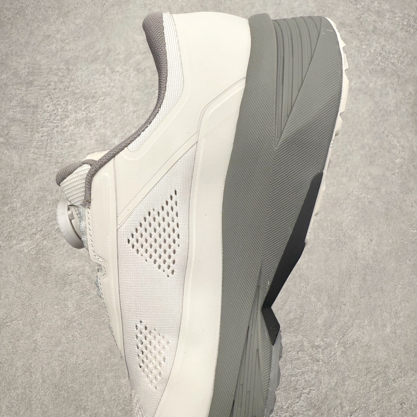 图片[7]-DESCENTE Dualis Dulis Wire Wp 运动低帮生活休闲鞋 DESCENTE（迪桑特）创立于1935年，品牌名取自法语词汇，意为“滑降”。品牌箭头标识代表滑雪的三种技术“高速直线滑行”、“穿越”和“侧滑”，也寓意品牌在打造高端专业运动产品中不断追求完美的创新精神，致力于成为中国高端专业滑雪、综训、女子、铁人三项、高尔夫的第一品牌。尺码：39 40 41 42 43 44 45-选品中心