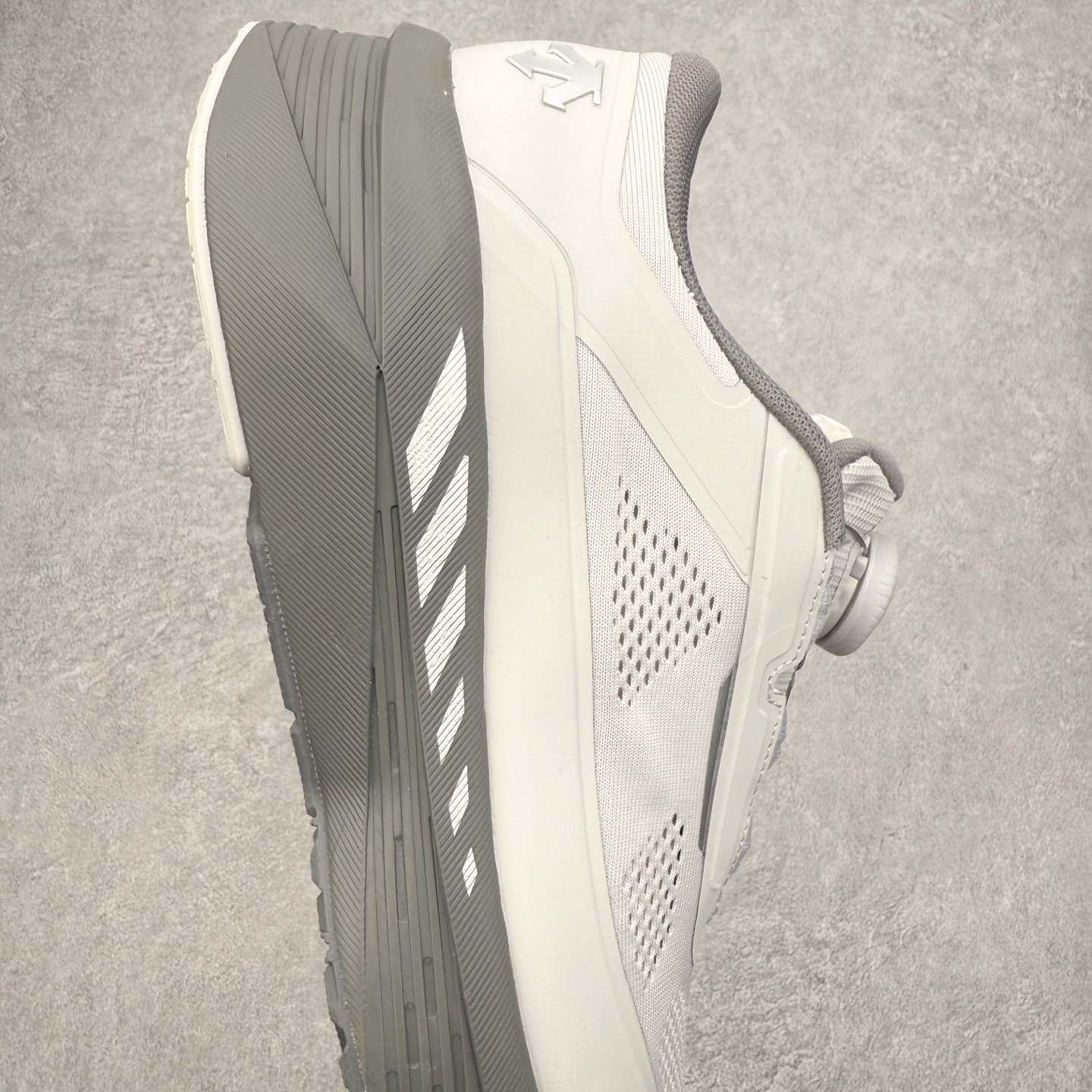 图片[6]-DESCENTE Dualis Dulis Wire Wp 运动低帮生活休闲鞋 DESCENTE（迪桑特）创立于1935年，品牌名取自法语词汇，意为“滑降”。品牌箭头标识代表滑雪的三种技术“高速直线滑行”、“穿越”和“侧滑”，也寓意品牌在打造高端专业运动产品中不断追求完美的创新精神，致力于成为中国高端专业滑雪、综训、女子、铁人三项、高尔夫的第一品牌。尺码：39 40 41 42 43 44 45-选品中心