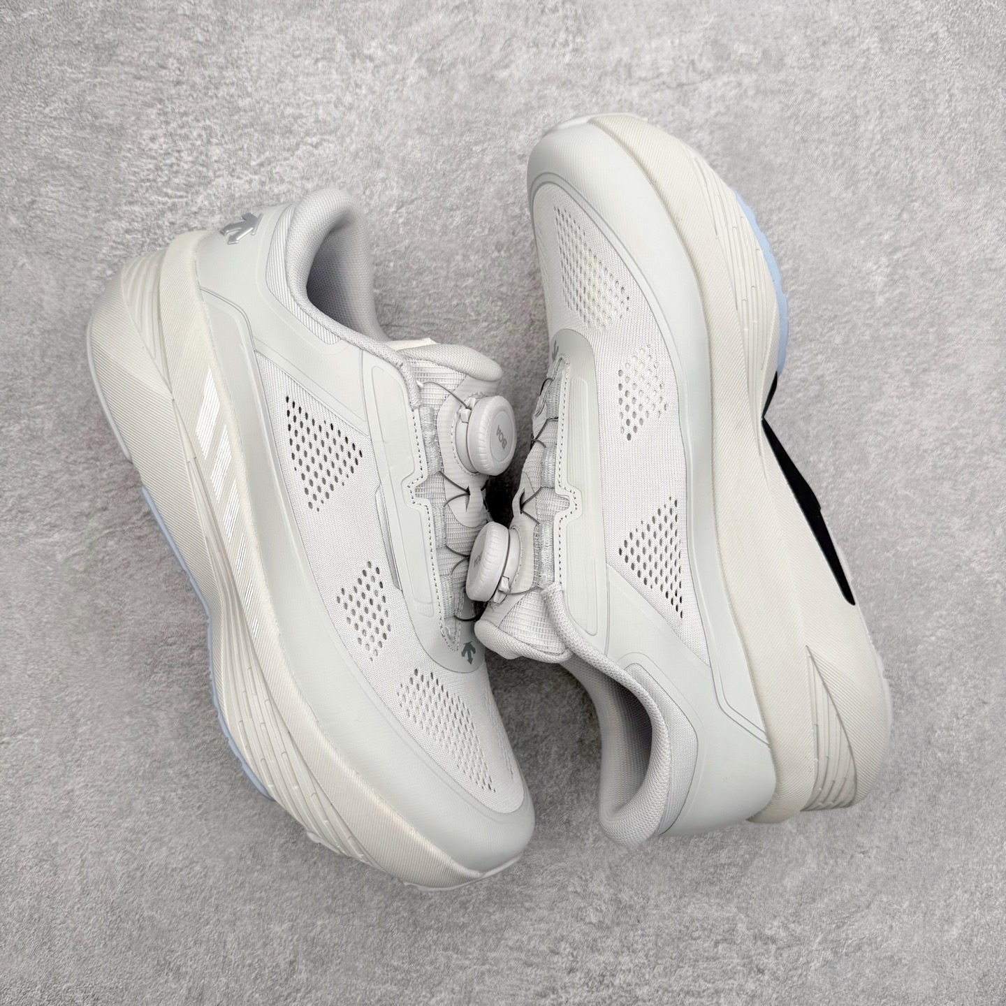 图片[3]-DESCENTE Dualis Dulis Wire Wp 运动低帮生活休闲鞋 DESCENTE（迪桑特）创立于1935年，品牌名取自法语词汇，意为“滑降”。品牌箭头标识代表滑雪的三种技术“高速直线滑行”、“穿越”和“侧滑”，也寓意品牌在打造高端专业运动产品中不断追求完美的创新精神，致力于成为中国高端专业滑雪、综训、女子、铁人三项、高尔夫的第一品牌。尺码：39 40 41 42 43 44 45-选品中心