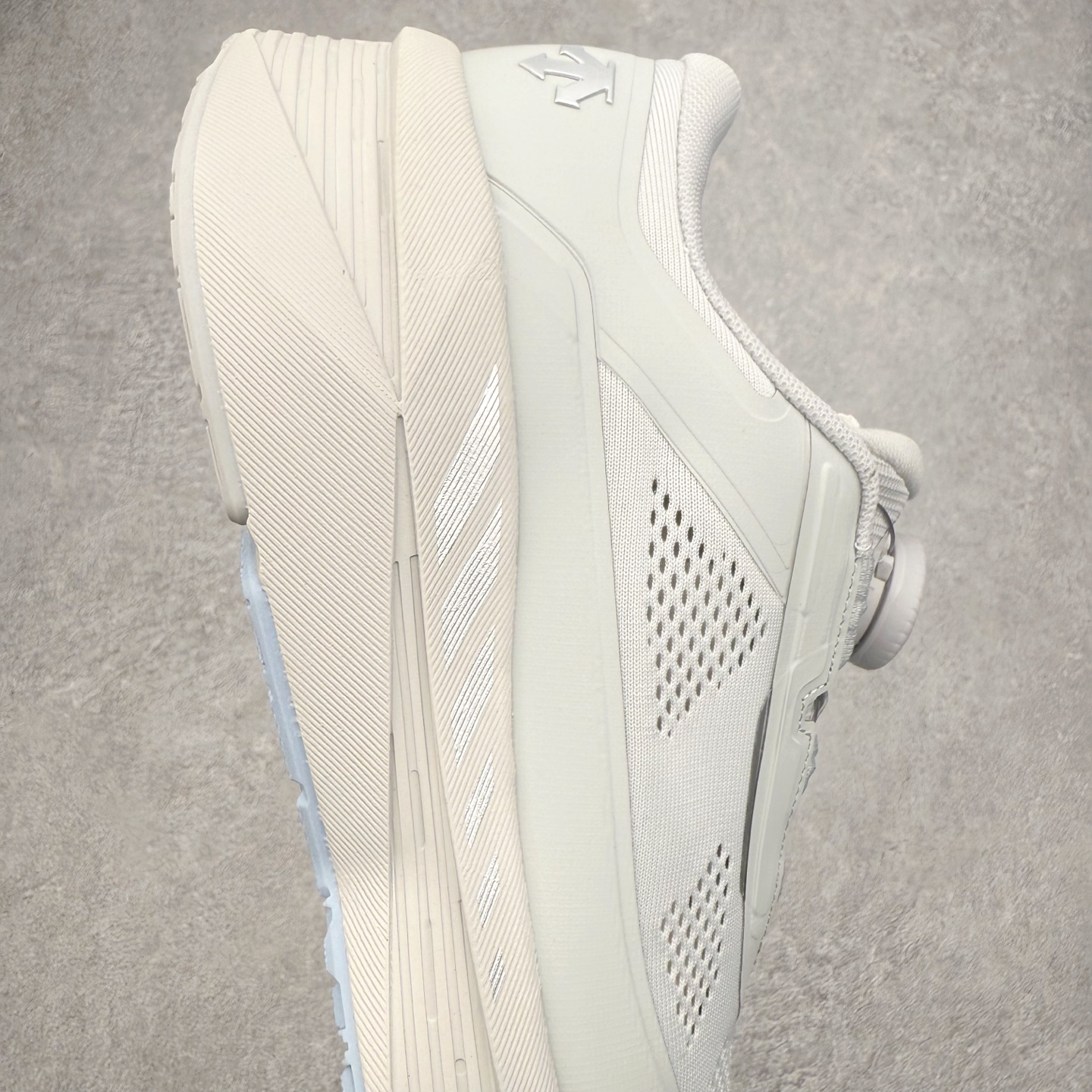 图片[6]-DESCENTE Dualis Dulis Wire Wp 运动低帮生活休闲鞋 DESCENTE（迪桑特）创立于1935年，品牌名取自法语词汇，意为“滑降”。品牌箭头标识代表滑雪的三种技术“高速直线滑行”、“穿越”和“侧滑”，也寓意品牌在打造高端专业运动产品中不断追求完美的创新精神，致力于成为中国高端专业滑雪、综训、女子、铁人三项、高尔夫的第一品牌。尺码：39 40 41 42 43 44 45-选品中心