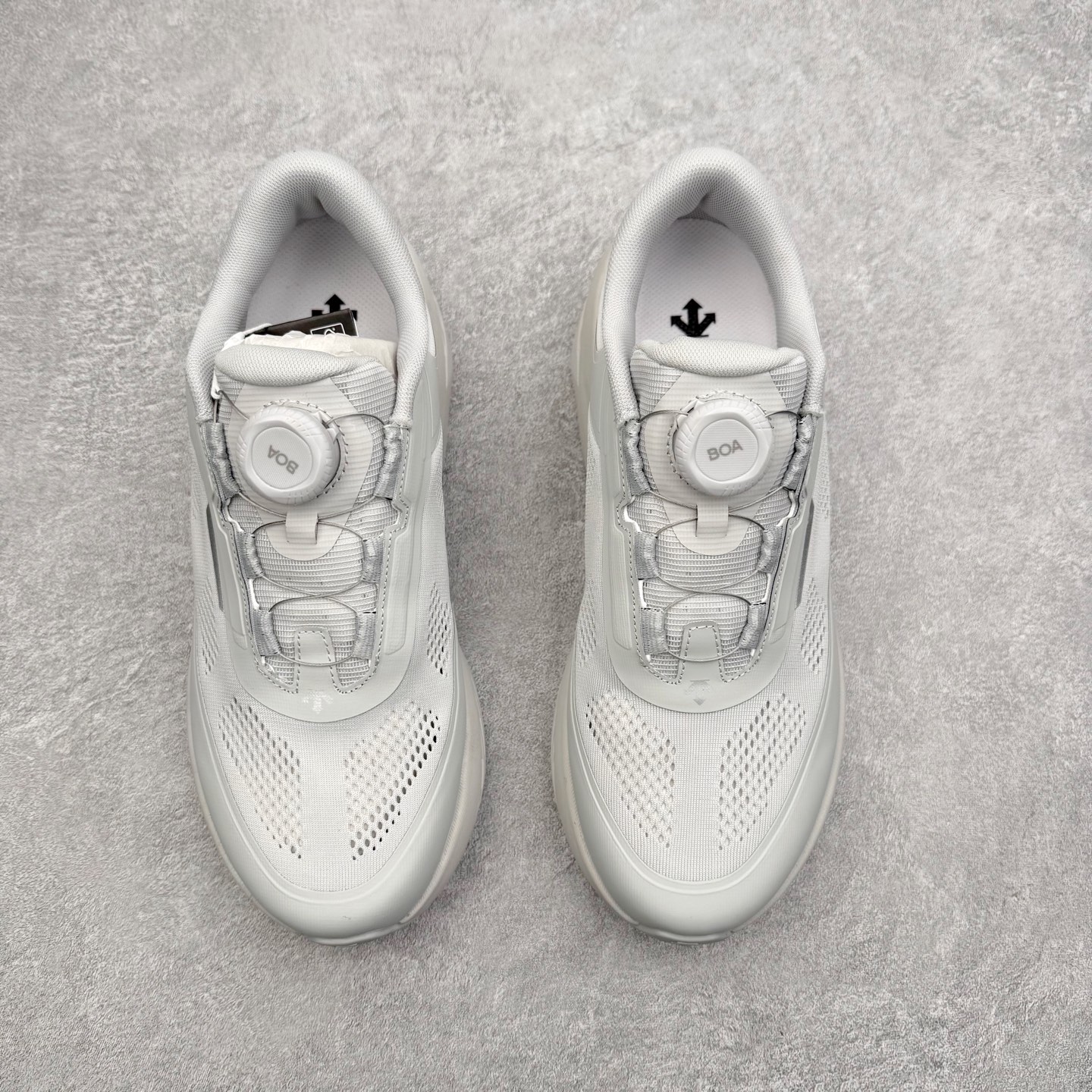 图片[2]-DESCENTE Dualis Dulis Wire Wp 运动低帮生活休闲鞋 DESCENTE（迪桑特）创立于1935年，品牌名取自法语词汇，意为“滑降”。品牌箭头标识代表滑雪的三种技术“高速直线滑行”、“穿越”和“侧滑”，也寓意品牌在打造高端专业运动产品中不断追求完美的创新精神，致力于成为中国高端专业滑雪、综训、女子、铁人三项、高尔夫的第一品牌。尺码：39 40 41 42 43 44 45-选品中心