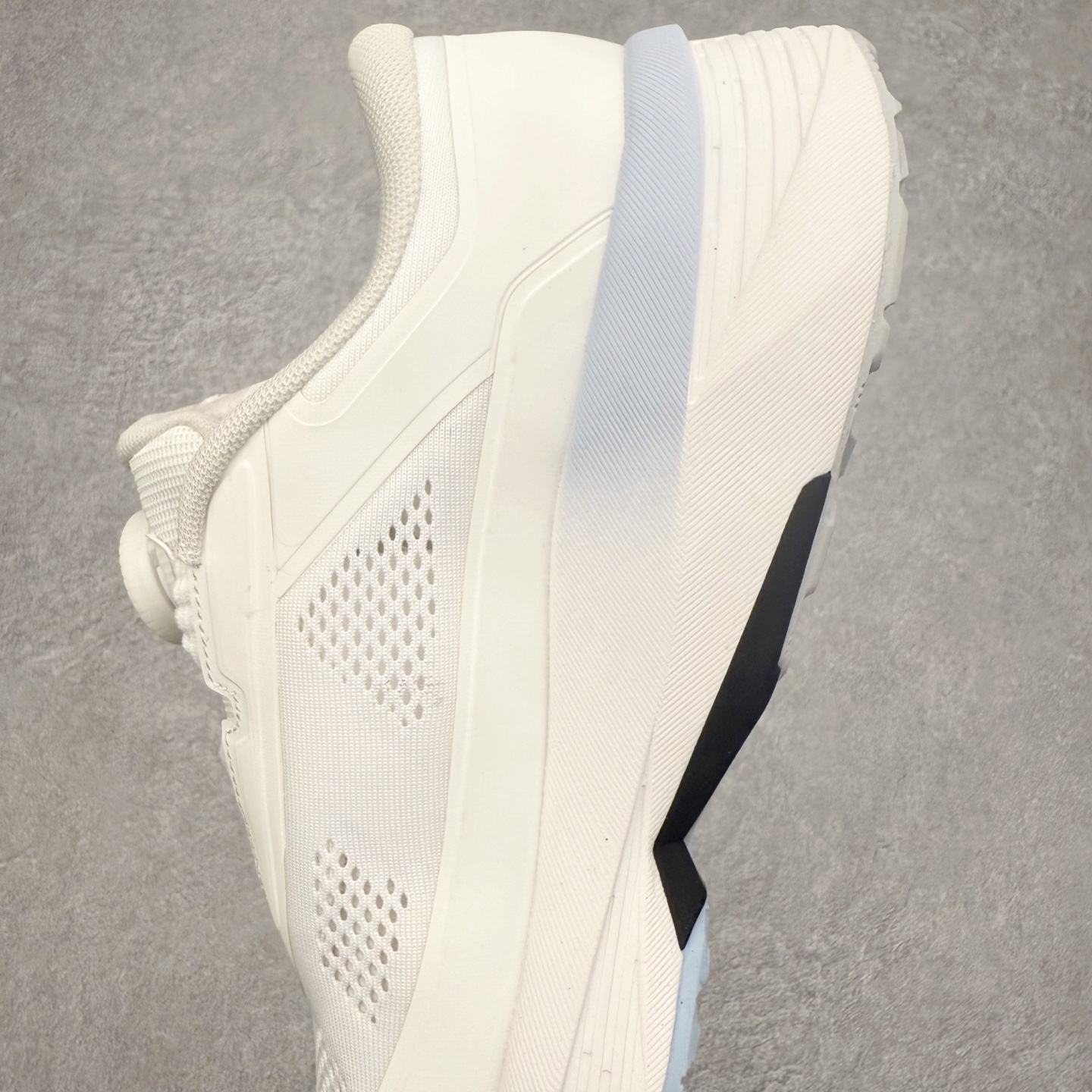 图片[7]-DESCENTE Dualis Dulis Wire Wp 运动低帮生活休闲鞋 DESCENTE（迪桑特）创立于1935年，品牌名取自法语词汇，意为“滑降”。品牌箭头标识代表滑雪的三种技术“高速直线滑行”、“穿越”和“侧滑”，也寓意品牌在打造高端专业运动产品中不断追求完美的创新精神，致力于成为中国高端专业滑雪、综训、女子、铁人三项、高尔夫的第一品牌。尺码：39 40 41 42 43 44 45-选品中心