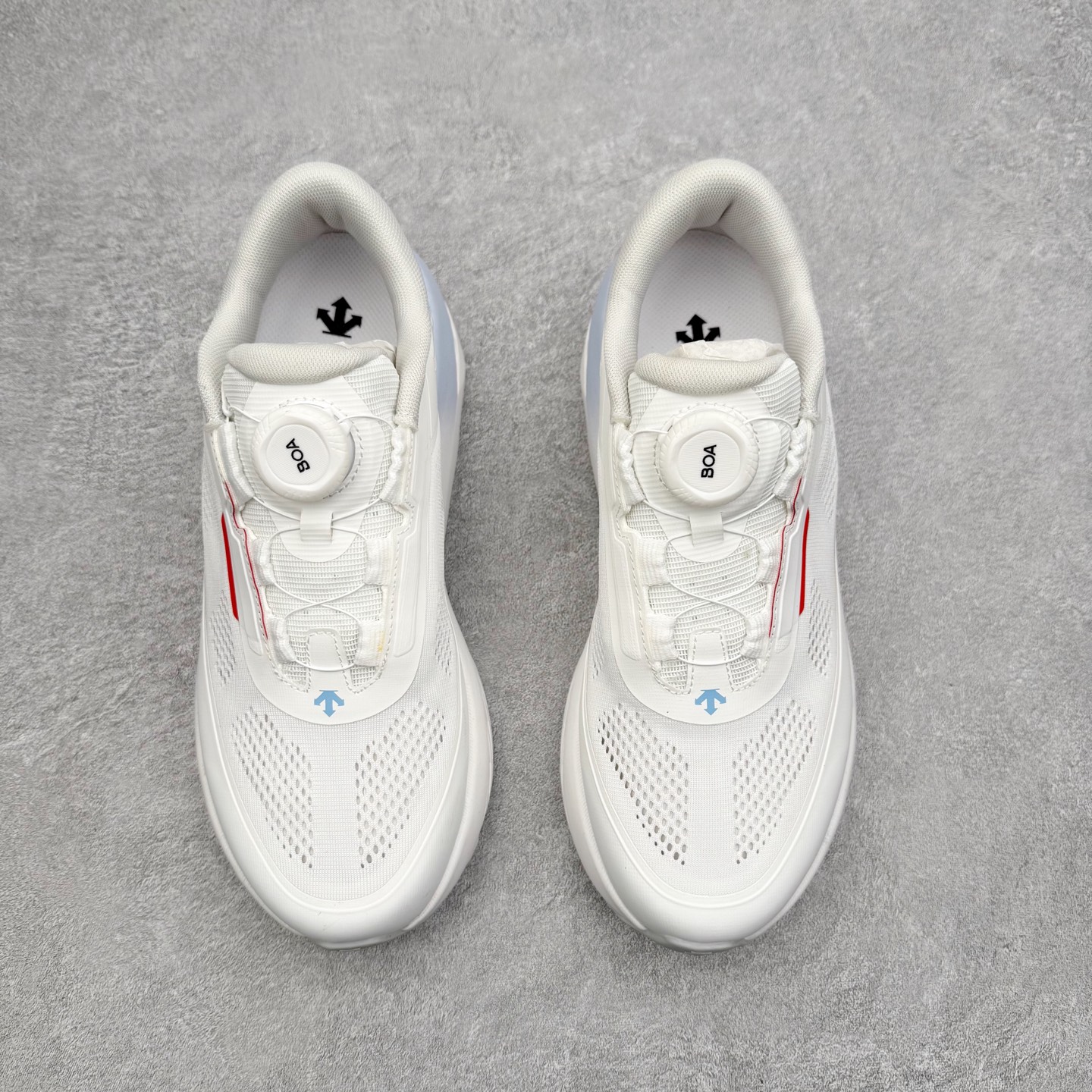 图片[2]-DESCENTE Dualis Dulis Wire Wp 运动低帮生活休闲鞋 DESCENTE（迪桑特）创立于1935年，品牌名取自法语词汇，意为“滑降”。品牌箭头标识代表滑雪的三种技术“高速直线滑行”、“穿越”和“侧滑”，也寓意品牌在打造高端专业运动产品中不断追求完美的创新精神，致力于成为中国高端专业滑雪、综训、女子、铁人三项、高尔夫的第一品牌。尺码：39 40 41 42 43 44 45-选品中心