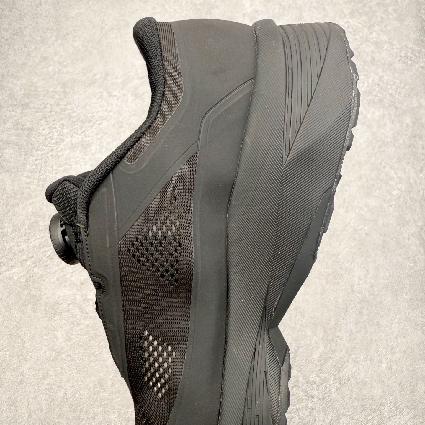 图片[7]-DESCENTE Dualis Dulis Wire Wp 运动低帮生活休闲鞋 DESCENTE（迪桑特）创立于1935年，品牌名取自法语词汇，意为“滑降”。品牌箭头标识代表滑雪的三种技术“高速直线滑行”、“穿越”和“侧滑”，也寓意品牌在打造高端专业运动产品中不断追求完美的创新精神，致力于成为中国高端专业滑雪、综训、女子、铁人三项、高尔夫的第一品牌。尺码：39 40 41 42 43 44 45-选品中心