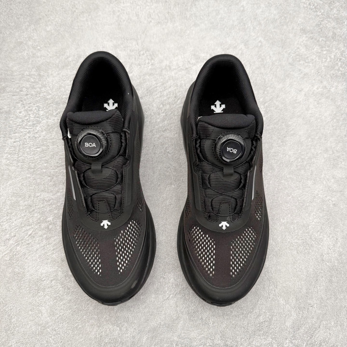 图片[2]-DESCENTE Dualis Dulis Wire Wp 运动低帮生活休闲鞋 DESCENTE（迪桑特）创立于1935年，品牌名取自法语词汇，意为“滑降”。品牌箭头标识代表滑雪的三种技术“高速直线滑行”、“穿越”和“侧滑”，也寓意品牌在打造高端专业运动产品中不断追求完美的创新精神，致力于成为中国高端专业滑雪、综训、女子、铁人三项、高尔夫的第一品牌。尺码：39 40 41 42 43 44 45-选品中心