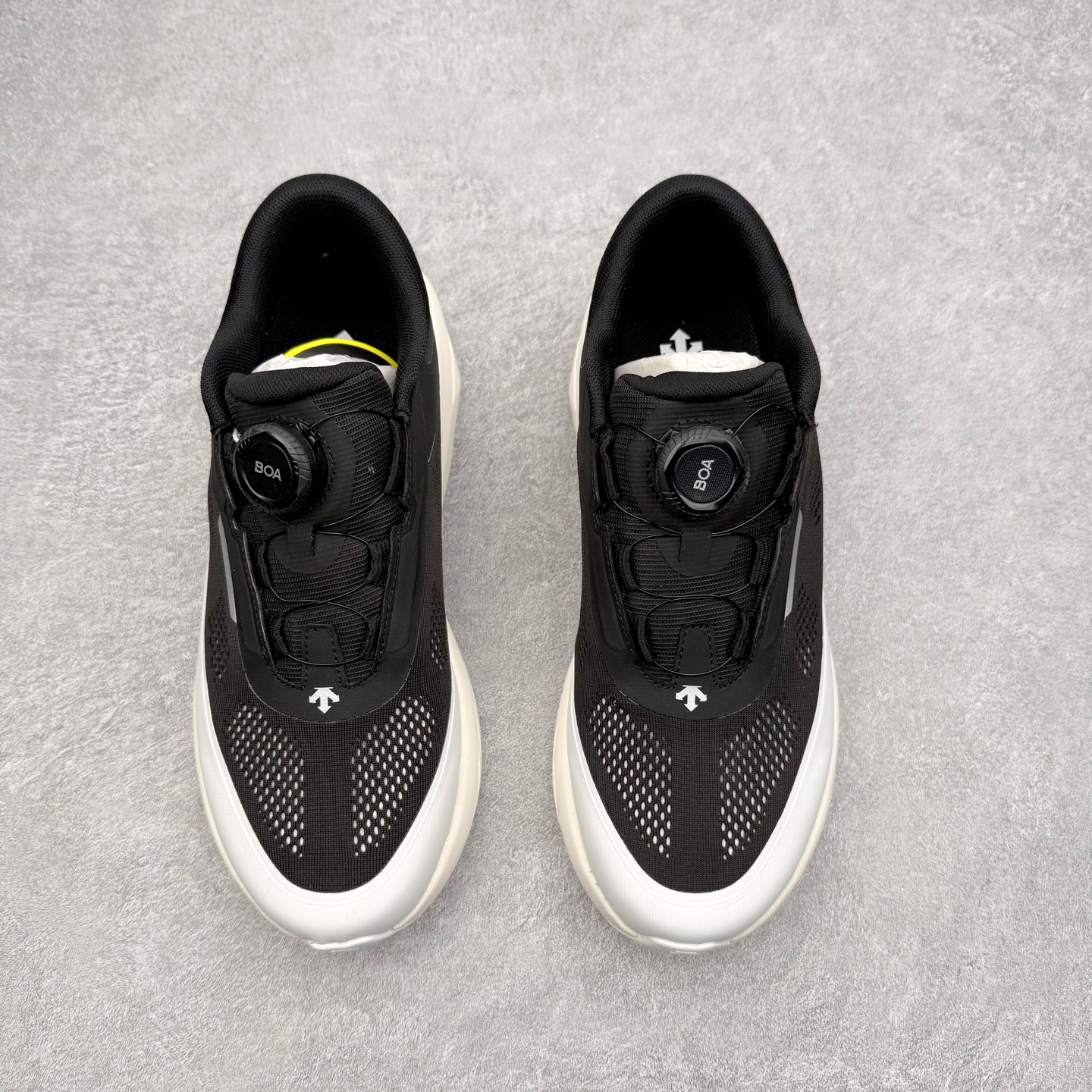 图片[2]-DESCENTE Dualis Dulis Wire Wp 运动低帮生活休闲鞋 DESCENTE（迪桑特）创立于1935年，品牌名取自法语词汇，意为“滑降”。品牌箭头标识代表滑雪的三种技术“高速直线滑行”、“穿越”和“侧滑”，也寓意品牌在打造高端专业运动产品中不断追求完美的创新精神，致力于成为中国高端专业滑雪、综训、女子、铁人三项、高尔夫的第一品牌。尺码：39 40 41 42 43 44 45-选品中心