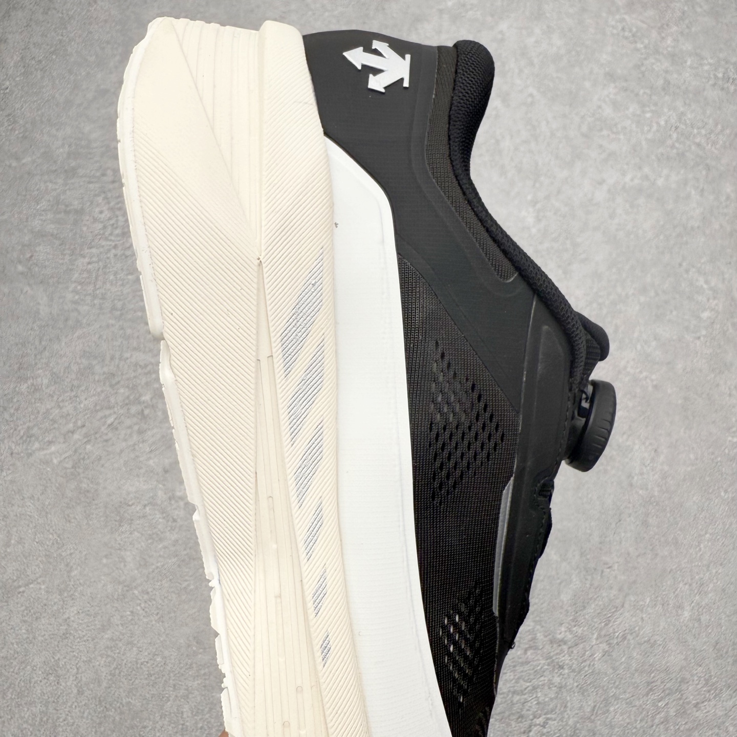 图片[6]-DESCENTE Dualis Dulis Wire Wp 运动低帮生活休闲鞋 DESCENTE（迪桑特）创立于1935年，品牌名取自法语词汇，意为“滑降”。品牌箭头标识代表滑雪的三种技术“高速直线滑行”、“穿越”和“侧滑”，也寓意品牌在打造高端专业运动产品中不断追求完美的创新精神，致力于成为中国高端专业滑雪、综训、女子、铁人三项、高尔夫的第一品牌。尺码：39 40 41 42 43 44 45-选品中心