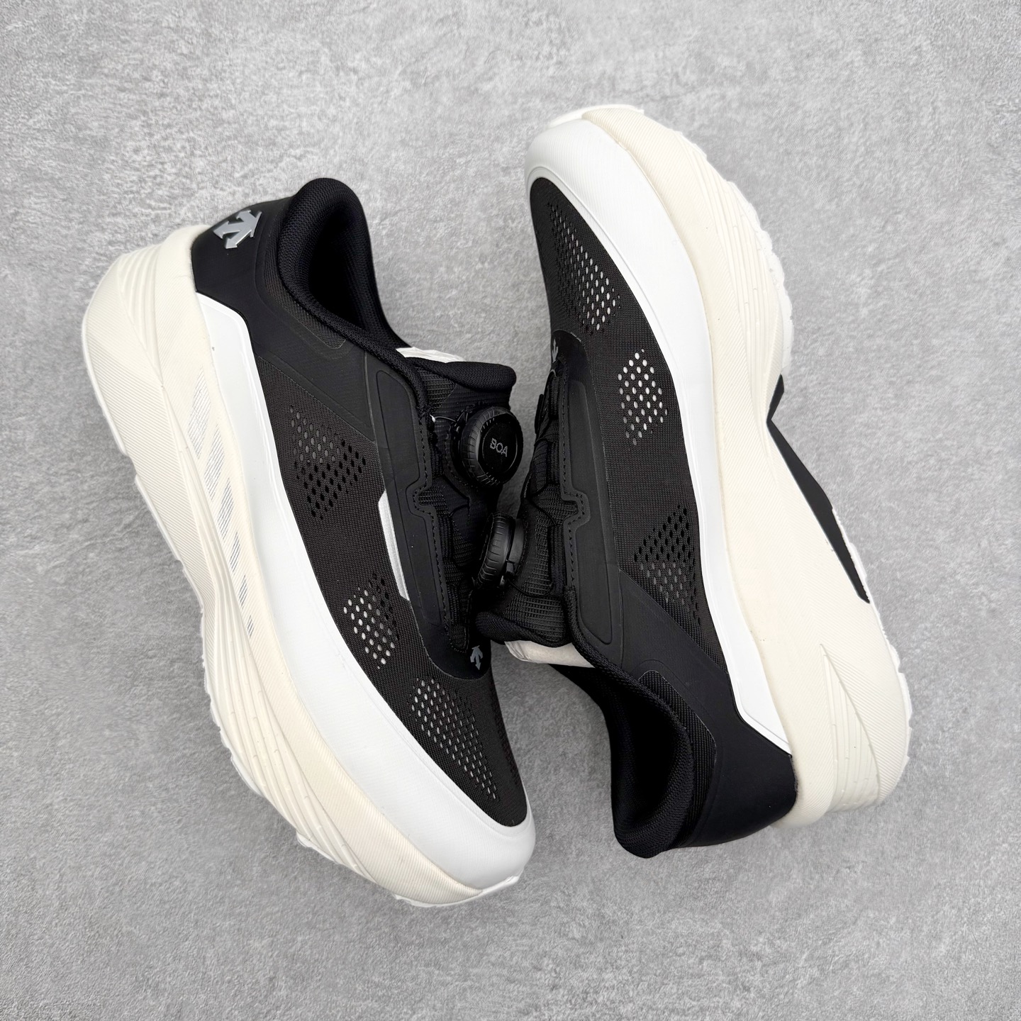 图片[3]-DESCENTE Dualis Dulis Wire Wp 运动低帮生活休闲鞋 DESCENTE（迪桑特）创立于1935年，品牌名取自法语词汇，意为“滑降”。品牌箭头标识代表滑雪的三种技术“高速直线滑行”、“穿越”和“侧滑”，也寓意品牌在打造高端专业运动产品中不断追求完美的创新精神，致力于成为中国高端专业滑雪、综训、女子、铁人三项、高尔夫的第一品牌。尺码：39 40 41 42 43 44 45-选品中心