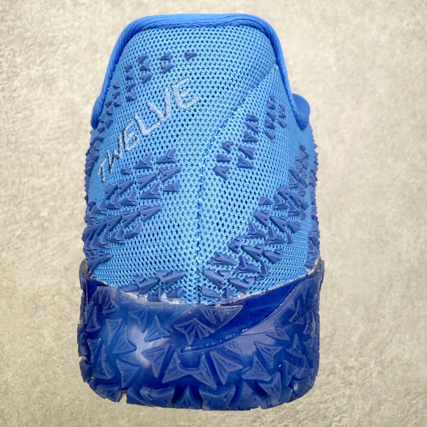 图片[8]-NK JA3 EP 莫兰特三代低帮篮球鞋 以鲜艳明亮的色调脱颖而出。鞋舌上醒目地展示着 “ JA ” 标志，而后跟上的 “ 12 ：AM ” 则以独特的设计呈现。鞋头和鞋舌采用透气运动网布制成，确保舒适耐用。在第一款鞋型的基础上进行了重大升级，采用更为挺拔的鞋口设计，为脚踝带来更佳的包裹与支撑感。侧面独特波纹纹理细节，打破了单调，赋予鞋子灵动与活力的视觉体验。中底部分巧妙借鉴了科比 5 的经典元素，融入斑点细节，增强了整体美学吸引力。实拍调校N版已经零色差零失真 百分百还原实物色彩所见即所得 不存在货不对板色差等低级问题 选购参考实物拍摄 不混卖不参货 只用心做好货严格选品 承诺混一赔十 尺码：40 40.5 41 42 42.5 43 44 44.5 45 46-选品中心