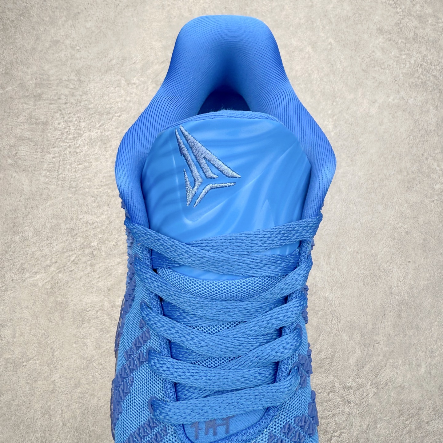 图片[5]-NK JA3 EP 莫兰特三代低帮篮球鞋 以鲜艳明亮的色调脱颖而出。鞋舌上醒目地展示着 “ JA ” 标志，而后跟上的 “ 12 ：AM ” 则以独特的设计呈现。鞋头和鞋舌采用透气运动网布制成，确保舒适耐用。在第一款鞋型的基础上进行了重大升级，采用更为挺拔的鞋口设计，为脚踝带来更佳的包裹与支撑感。侧面独特波纹纹理细节，打破了单调，赋予鞋子灵动与活力的视觉体验。中底部分巧妙借鉴了科比 5 的经典元素，融入斑点细节，增强了整体美学吸引力。实拍调校N版已经零色差零失真 百分百还原实物色彩所见即所得 不存在货不对板色差等低级问题 选购参考实物拍摄 不混卖不参货 只用心做好货严格选品 承诺混一赔十 尺码：40 40.5 41 42 42.5 43 44 44.5 45 46-选品中心