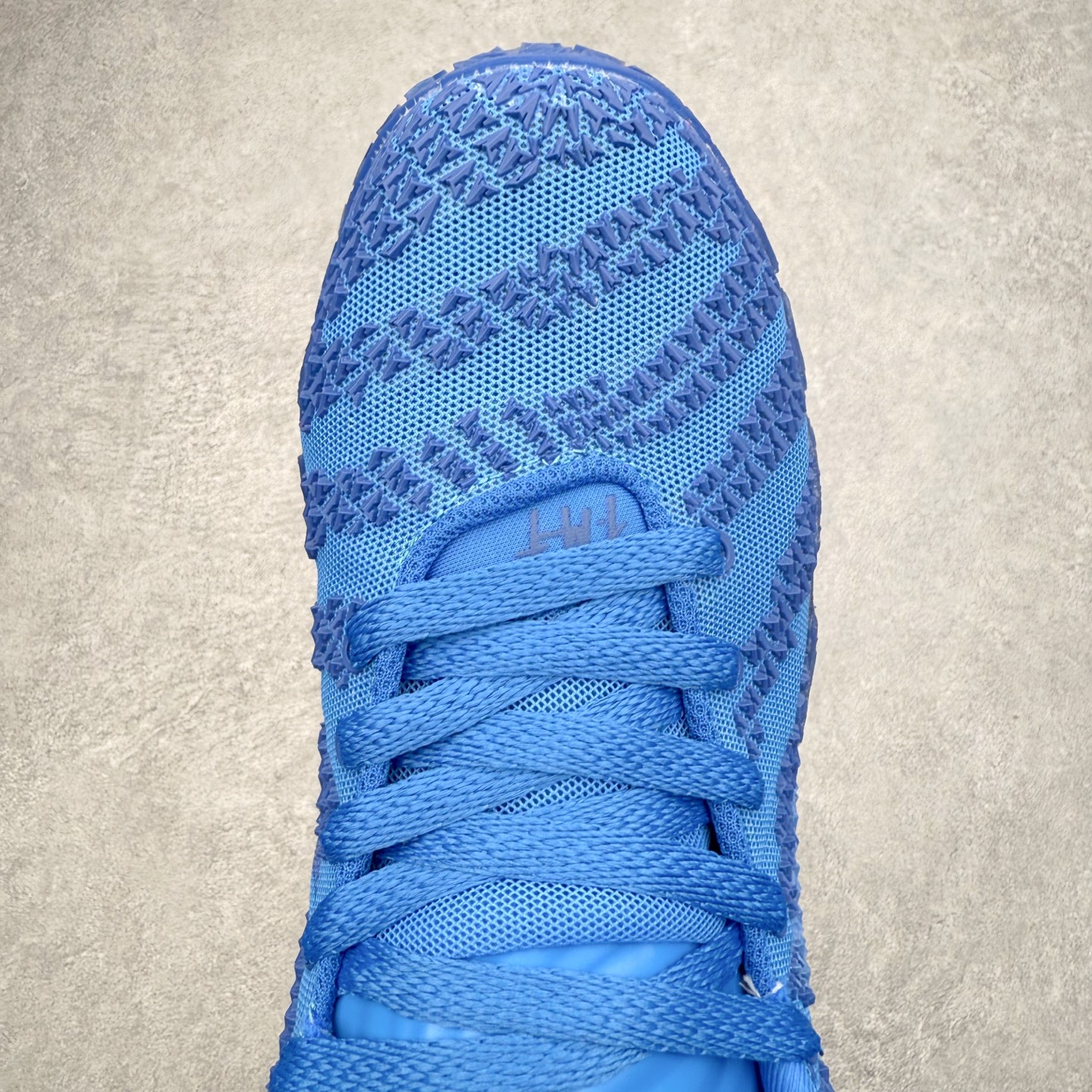 图片[4]-NK JA3 EP 莫兰特三代低帮篮球鞋 以鲜艳明亮的色调脱颖而出。鞋舌上醒目地展示着 “ JA ” 标志，而后跟上的 “ 12 ：AM ” 则以独特的设计呈现。鞋头和鞋舌采用透气运动网布制成，确保舒适耐用。在第一款鞋型的基础上进行了重大升级，采用更为挺拔的鞋口设计，为脚踝带来更佳的包裹与支撑感。侧面独特波纹纹理细节，打破了单调，赋予鞋子灵动与活力的视觉体验。中底部分巧妙借鉴了科比 5 的经典元素，融入斑点细节，增强了整体美学吸引力。实拍调校N版已经零色差零失真 百分百还原实物色彩所见即所得 不存在货不对板色差等低级问题 选购参考实物拍摄 不混卖不参货 只用心做好货严格选品 承诺混一赔十 尺码：40 40.5 41 42 42.5 43 44 44.5 45 46-选品中心