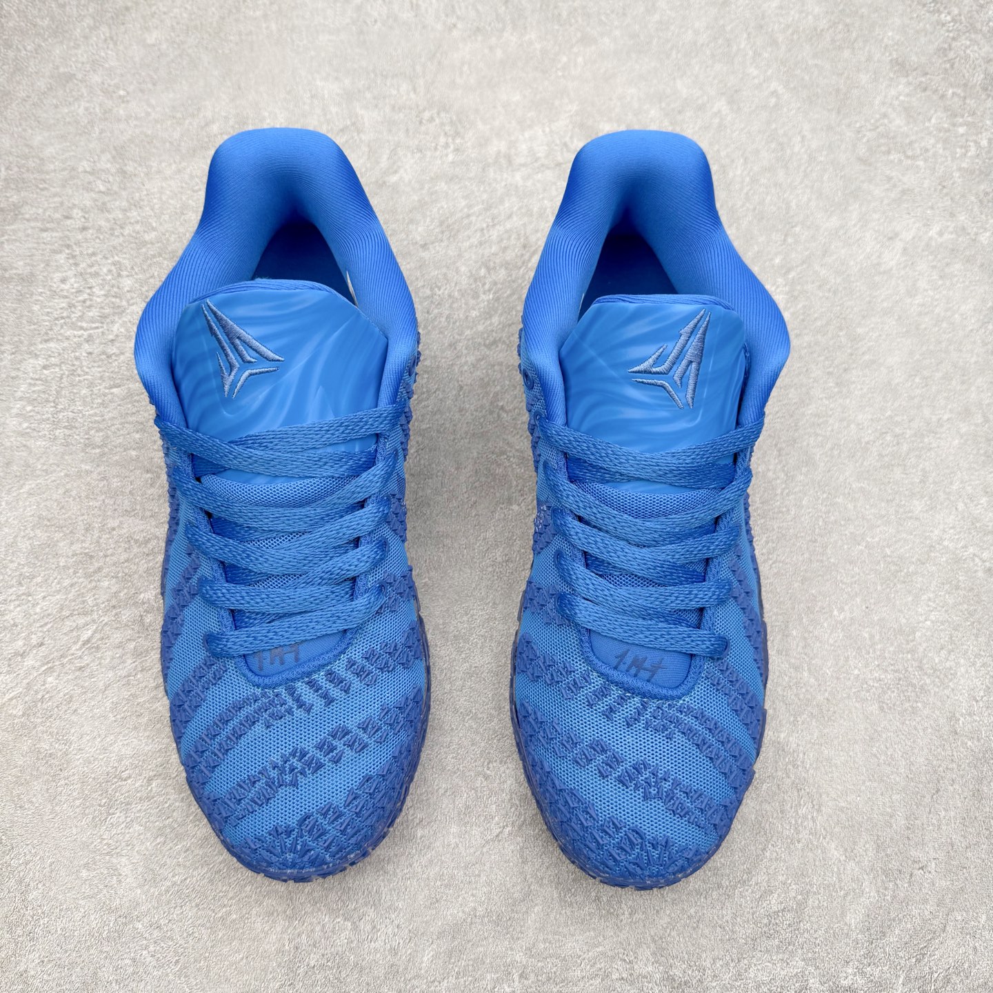 图片[2]-NK JA3 EP 莫兰特三代低帮篮球鞋 以鲜艳明亮的色调脱颖而出。鞋舌上醒目地展示着 “ JA ” 标志，而后跟上的 “ 12 ：AM ” 则以独特的设计呈现。鞋头和鞋舌采用透气运动网布制成，确保舒适耐用。在第一款鞋型的基础上进行了重大升级，采用更为挺拔的鞋口设计，为脚踝带来更佳的包裹与支撑感。侧面独特波纹纹理细节，打破了单调，赋予鞋子灵动与活力的视觉体验。中底部分巧妙借鉴了科比 5 的经典元素，融入斑点细节，增强了整体美学吸引力。实拍调校N版已经零色差零失真 百分百还原实物色彩所见即所得 不存在货不对板色差等低级问题 选购参考实物拍摄 不混卖不参货 只用心做好货严格选品 承诺混一赔十 尺码：40 40.5 41 42 42.5 43 44 44.5 45 46-选品中心