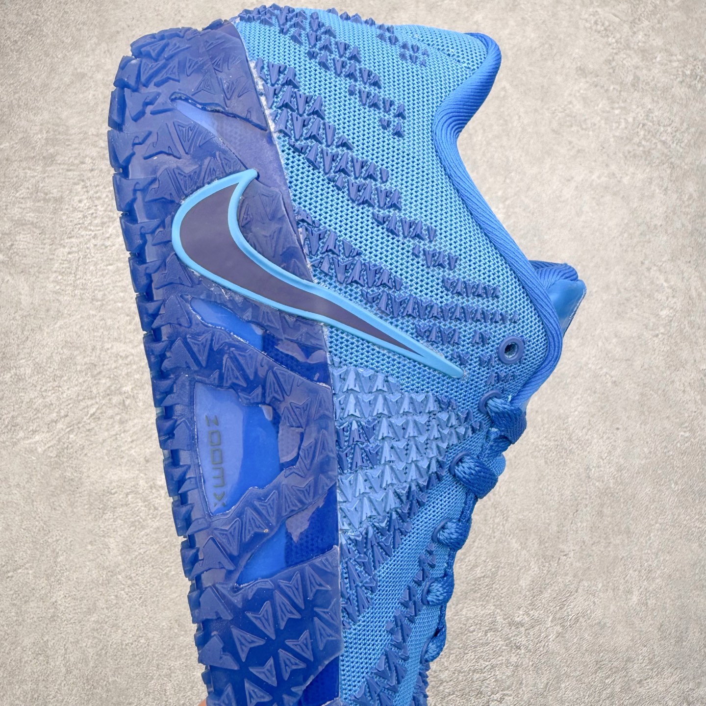 图片[6]-NK JA3 EP 莫兰特三代低帮篮球鞋 以鲜艳明亮的色调脱颖而出。鞋舌上醒目地展示着 “ JA ” 标志，而后跟上的 “ 12 ：AM ” 则以独特的设计呈现。鞋头和鞋舌采用透气运动网布制成，确保舒适耐用。在第一款鞋型的基础上进行了重大升级，采用更为挺拔的鞋口设计，为脚踝带来更佳的包裹与支撑感。侧面独特波纹纹理细节，打破了单调，赋予鞋子灵动与活力的视觉体验。中底部分巧妙借鉴了科比 5 的经典元素，融入斑点细节，增强了整体美学吸引力。实拍调校N版已经零色差零失真 百分百还原实物色彩所见即所得 不存在货不对板色差等低级问题 选购参考实物拍摄 不混卖不参货 只用心做好货严格选品 承诺混一赔十 尺码：40 40.5 41 42 42.5 43 44 44.5 45 46-选品中心