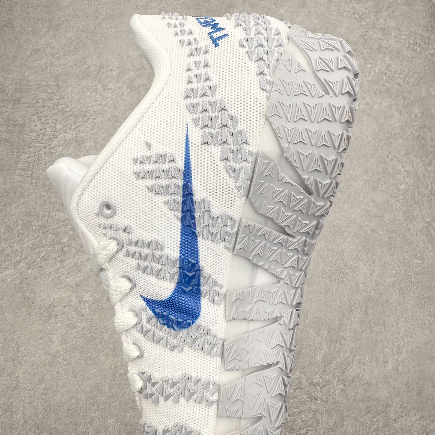 图片[7]-NK JA3 EP 莫兰特三代低帮篮球鞋 以鲜艳明亮的色调脱颖而出。鞋舌上醒目地展示着 “ JA ” 标志，而后跟上的 “ 12 ：AM ” 则以独特的设计呈现。鞋头和鞋舌采用透气运动网布制成，确保舒适耐用。在第一款鞋型的基础上进行了重大升级，采用更为挺拔的鞋口设计，为脚踝带来更佳的包裹与支撑感。侧面独特波纹纹理细节，打破了单调，赋予鞋子灵动与活力的视觉体验。中底部分巧妙借鉴了科比 5 的经典元素，融入斑点细节，增强了整体美学吸引力。实拍调校N版已经零色差零失真 百分百还原实物色彩所见即所得 不存在货不对板色差等低级问题 选购参考实物拍摄 不混卖不参货 只用心做好货严格选品 承诺混一赔十 尺码：40 40.5 41 42 42.5 43 44 44.5 45 46-选品中心