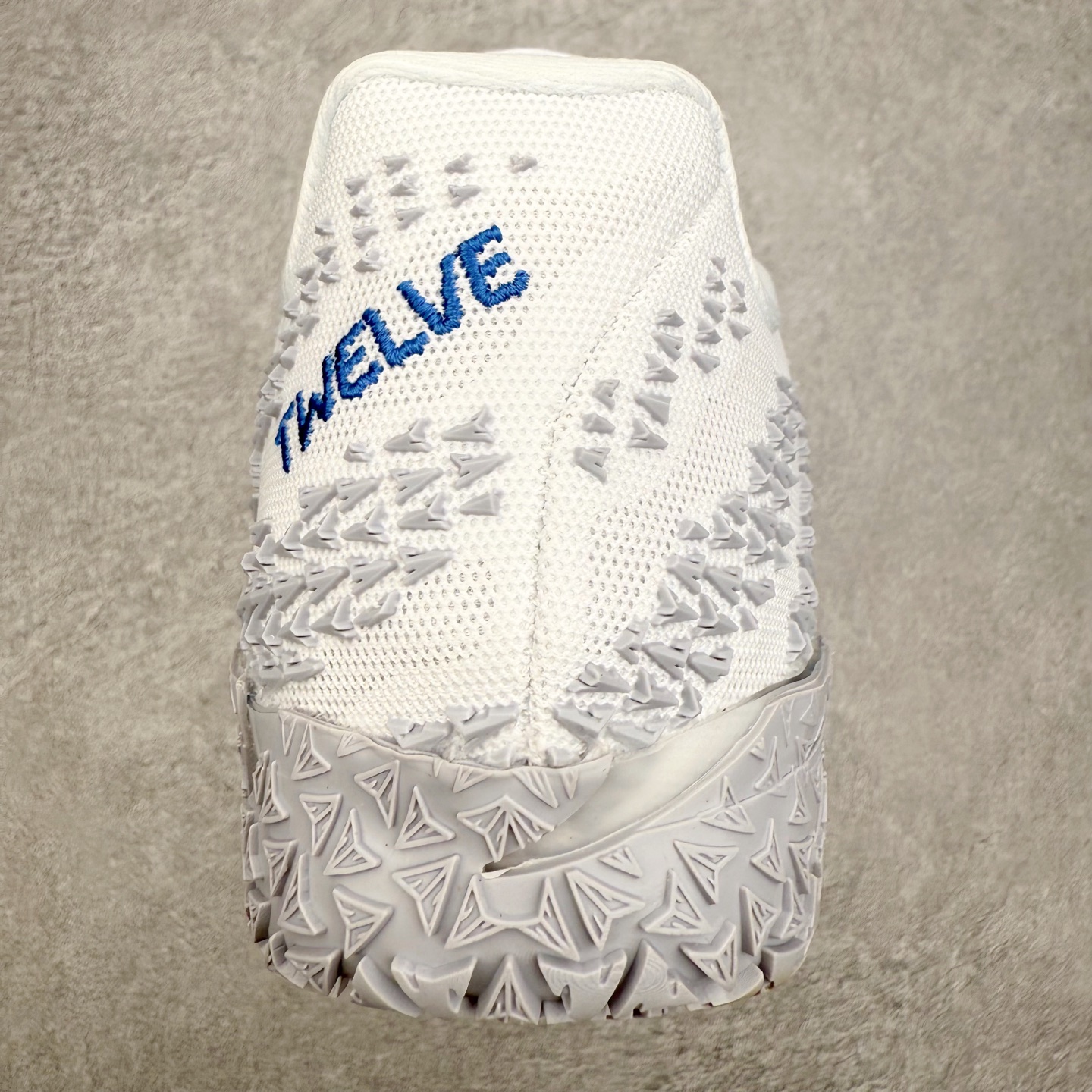 图片[8]-NK JA3 EP 莫兰特三代低帮篮球鞋 以鲜艳明亮的色调脱颖而出。鞋舌上醒目地展示着 “ JA ” 标志，而后跟上的 “ 12 ：AM ” 则以独特的设计呈现。鞋头和鞋舌采用透气运动网布制成，确保舒适耐用。在第一款鞋型的基础上进行了重大升级，采用更为挺拔的鞋口设计，为脚踝带来更佳的包裹与支撑感。侧面独特波纹纹理细节，打破了单调，赋予鞋子灵动与活力的视觉体验。中底部分巧妙借鉴了科比 5 的经典元素，融入斑点细节，增强了整体美学吸引力。实拍调校N版已经零色差零失真 百分百还原实物色彩所见即所得 不存在货不对板色差等低级问题 选购参考实物拍摄 不混卖不参货 只用心做好货严格选品 承诺混一赔十 尺码：40 40.5 41 42 42.5 43 44 44.5 45 46-选品中心