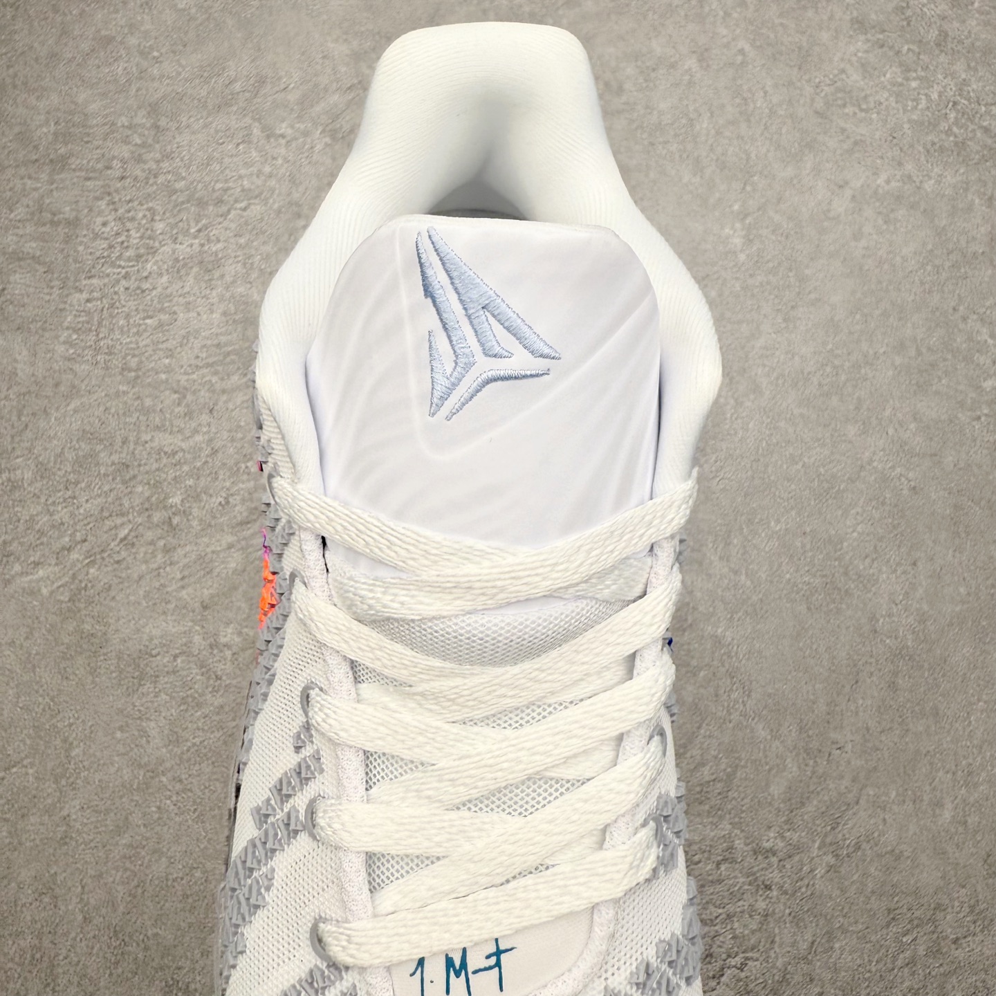 图片[5]-NK JA3 EP 莫兰特三代低帮篮球鞋 以鲜艳明亮的色调脱颖而出。鞋舌上醒目地展示着 “ JA ” 标志，而后跟上的 “ 12 ：AM ” 则以独特的设计呈现。鞋头和鞋舌采用透气运动网布制成，确保舒适耐用。在第一款鞋型的基础上进行了重大升级，采用更为挺拔的鞋口设计，为脚踝带来更佳的包裹与支撑感。侧面独特波纹纹理细节，打破了单调，赋予鞋子灵动与活力的视觉体验。中底部分巧妙借鉴了科比 5 的经典元素，融入斑点细节，增强了整体美学吸引力。实拍调校N版已经零色差零失真 百分百还原实物色彩所见即所得 不存在货不对板色差等低级问题 选购参考实物拍摄 不混卖不参货 只用心做好货严格选品 承诺混一赔十 尺码：40 40.5 41 42 42.5 43 44 44.5 45 46-选品中心