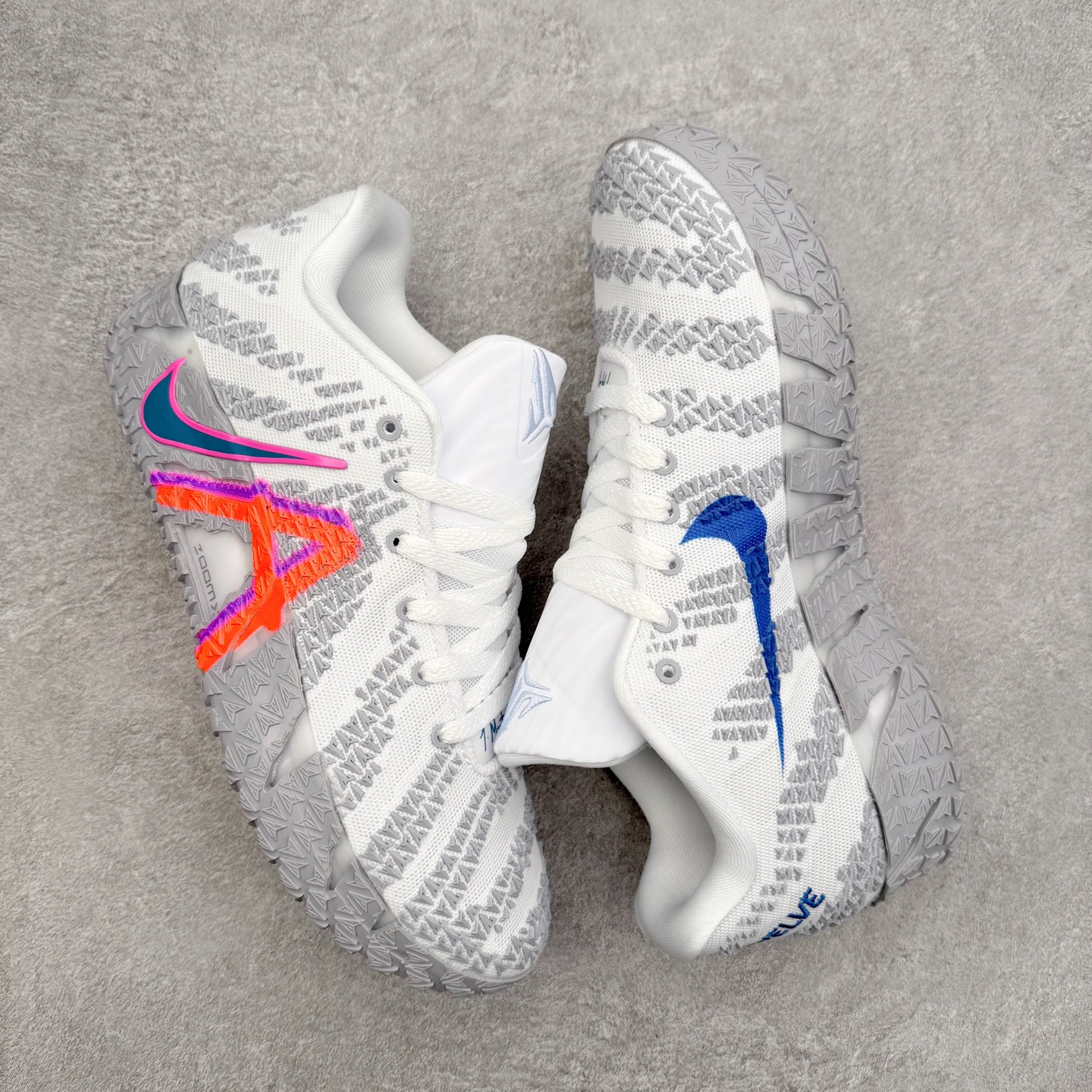 图片[3]-NK JA3 EP 莫兰特三代低帮篮球鞋 以鲜艳明亮的色调脱颖而出。鞋舌上醒目地展示着 “ JA ” 标志，而后跟上的 “ 12 ：AM ” 则以独特的设计呈现。鞋头和鞋舌采用透气运动网布制成，确保舒适耐用。在第一款鞋型的基础上进行了重大升级，采用更为挺拔的鞋口设计，为脚踝带来更佳的包裹与支撑感。侧面独特波纹纹理细节，打破了单调，赋予鞋子灵动与活力的视觉体验。中底部分巧妙借鉴了科比 5 的经典元素，融入斑点细节，增强了整体美学吸引力。实拍调校N版已经零色差零失真 百分百还原实物色彩所见即所得 不存在货不对板色差等低级问题 选购参考实物拍摄 不混卖不参货 只用心做好货严格选品 承诺混一赔十 尺码：40 40.5 41 42 42.5 43 44 44.5 45 46-选品中心