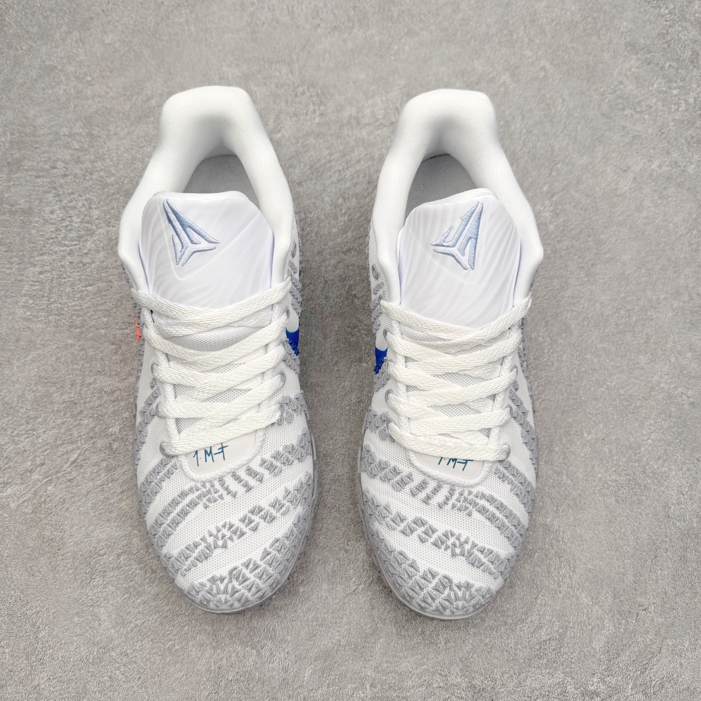 图片[2]-NK JA3 EP 莫兰特三代低帮篮球鞋 以鲜艳明亮的色调脱颖而出。鞋舌上醒目地展示着 “ JA ” 标志，而后跟上的 “ 12 ：AM ” 则以独特的设计呈现。鞋头和鞋舌采用透气运动网布制成，确保舒适耐用。在第一款鞋型的基础上进行了重大升级，采用更为挺拔的鞋口设计，为脚踝带来更佳的包裹与支撑感。侧面独特波纹纹理细节，打破了单调，赋予鞋子灵动与活力的视觉体验。中底部分巧妙借鉴了科比 5 的经典元素，融入斑点细节，增强了整体美学吸引力。实拍调校N版已经零色差零失真 百分百还原实物色彩所见即所得 不存在货不对板色差等低级问题 选购参考实物拍摄 不混卖不参货 只用心做好货严格选品 承诺混一赔十 尺码：40 40.5 41 42 42.5 43 44 44.5 45 46-选品中心