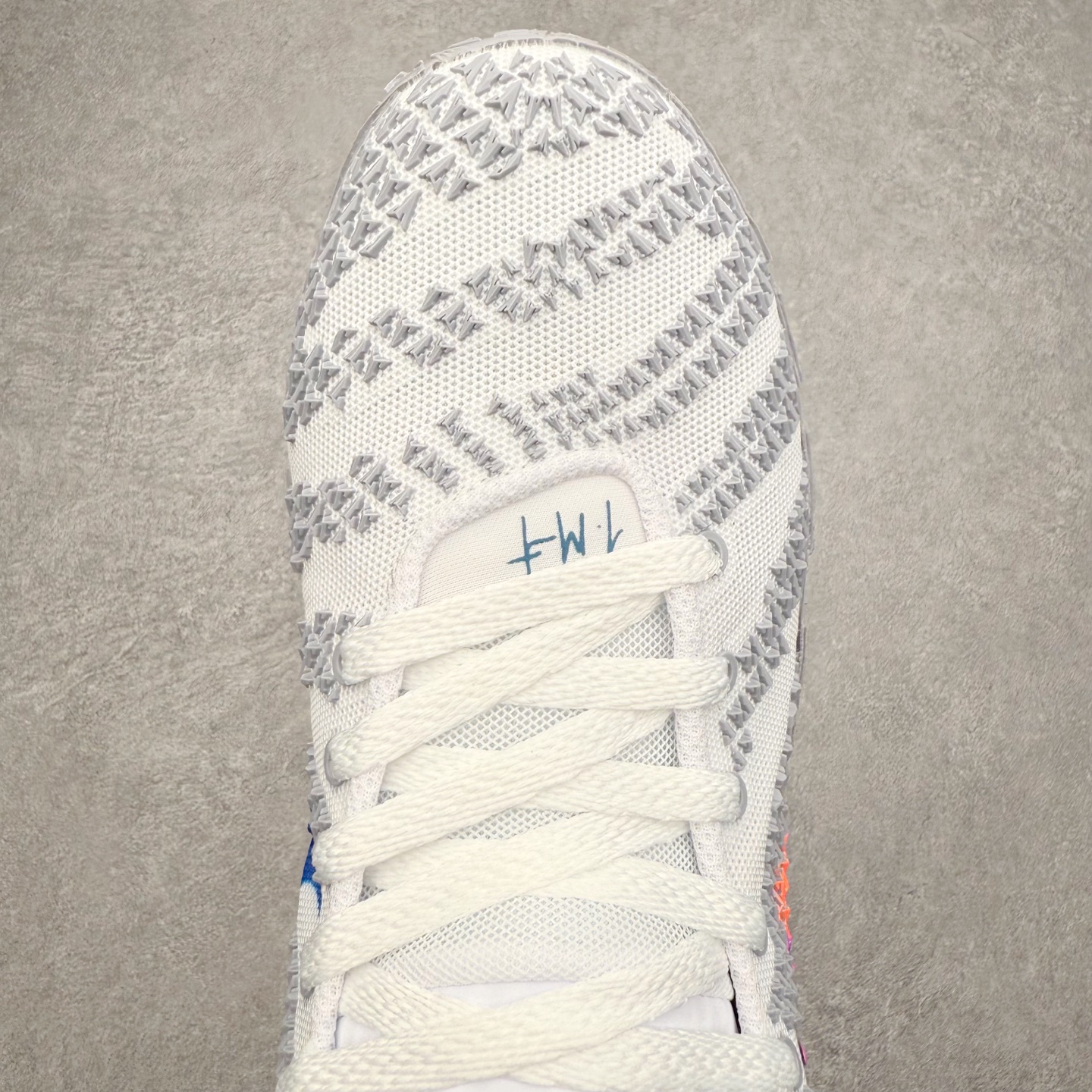 图片[4]-NK JA3 EP 莫兰特三代低帮篮球鞋 以鲜艳明亮的色调脱颖而出。鞋舌上醒目地展示着 “ JA ” 标志，而后跟上的 “ 12 ：AM ” 则以独特的设计呈现。鞋头和鞋舌采用透气运动网布制成，确保舒适耐用。在第一款鞋型的基础上进行了重大升级，采用更为挺拔的鞋口设计，为脚踝带来更佳的包裹与支撑感。侧面独特波纹纹理细节，打破了单调，赋予鞋子灵动与活力的视觉体验。中底部分巧妙借鉴了科比 5 的经典元素，融入斑点细节，增强了整体美学吸引力。实拍调校N版已经零色差零失真 百分百还原实物色彩所见即所得 不存在货不对板色差等低级问题 选购参考实物拍摄 不混卖不参货 只用心做好货严格选品 承诺混一赔十 尺码：40 40.5 41 42 42.5 43 44 44.5 45 46-选品中心