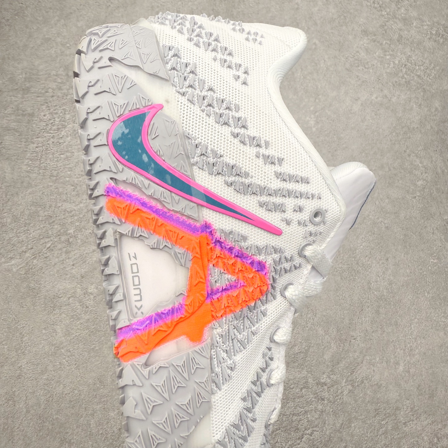 图片[6]-NK JA3 EP 莫兰特三代低帮篮球鞋 以鲜艳明亮的色调脱颖而出。鞋舌上醒目地展示着 “ JA ” 标志，而后跟上的 “ 12 ：AM ” 则以独特的设计呈现。鞋头和鞋舌采用透气运动网布制成，确保舒适耐用。在第一款鞋型的基础上进行了重大升级，采用更为挺拔的鞋口设计，为脚踝带来更佳的包裹与支撑感。侧面独特波纹纹理细节，打破了单调，赋予鞋子灵动与活力的视觉体验。中底部分巧妙借鉴了科比 5 的经典元素，融入斑点细节，增强了整体美学吸引力。实拍调校N版已经零色差零失真 百分百还原实物色彩所见即所得 不存在货不对板色差等低级问题 选购参考实物拍摄 不混卖不参货 只用心做好货严格选品 承诺混一赔十 尺码：40 40.5 41 42 42.5 43 44 44.5 45 46-选品中心