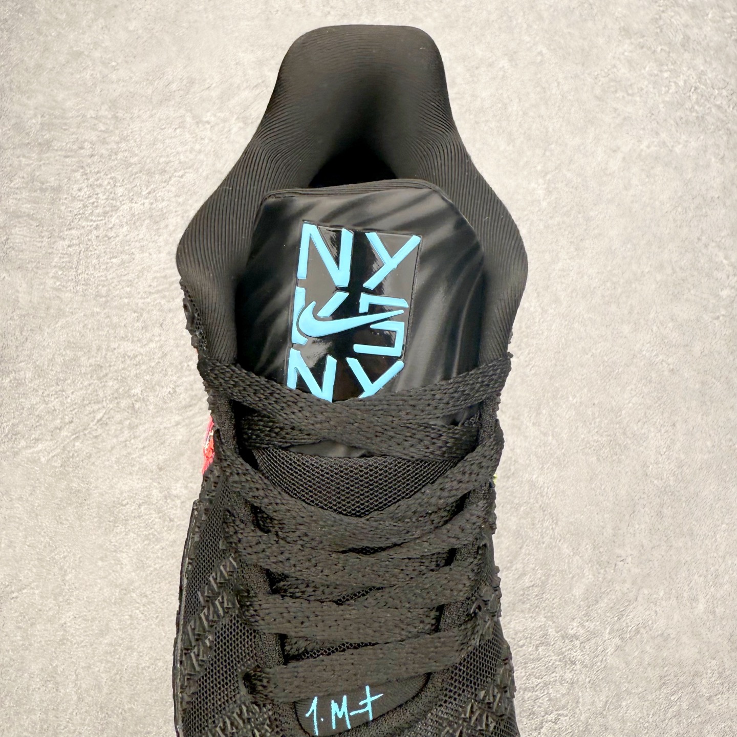 图片[5]-NK JA3 EP 莫兰特三代低帮篮球鞋 以鲜艳明亮的色调脱颖而出。鞋舌上醒目地展示着 “ JA ” 标志，而后跟上的 “ 12 ：AM ” 则以独特的设计呈现。鞋头和鞋舌采用透气运动网布制成，确保舒适耐用。在第一款鞋型的基础上进行了重大升级，采用更为挺拔的鞋口设计，为脚踝带来更佳的包裹与支撑感。侧面独特波纹纹理细节，打破了单调，赋予鞋子灵动与活力的视觉体验。中底部分巧妙借鉴了科比 5 的经典元素，融入斑点细节，增强了整体美学吸引力。实拍调校N版已经零色差零失真 百分百还原实物色彩所见即所得 不存在货不对板色差等低级问题 选购参考实物拍摄 不混卖不参货 只用心做好货严格选品 承诺混一赔十 尺码：40 40.5 41 42 42.5 43 44 44.5 45 46-选品中心