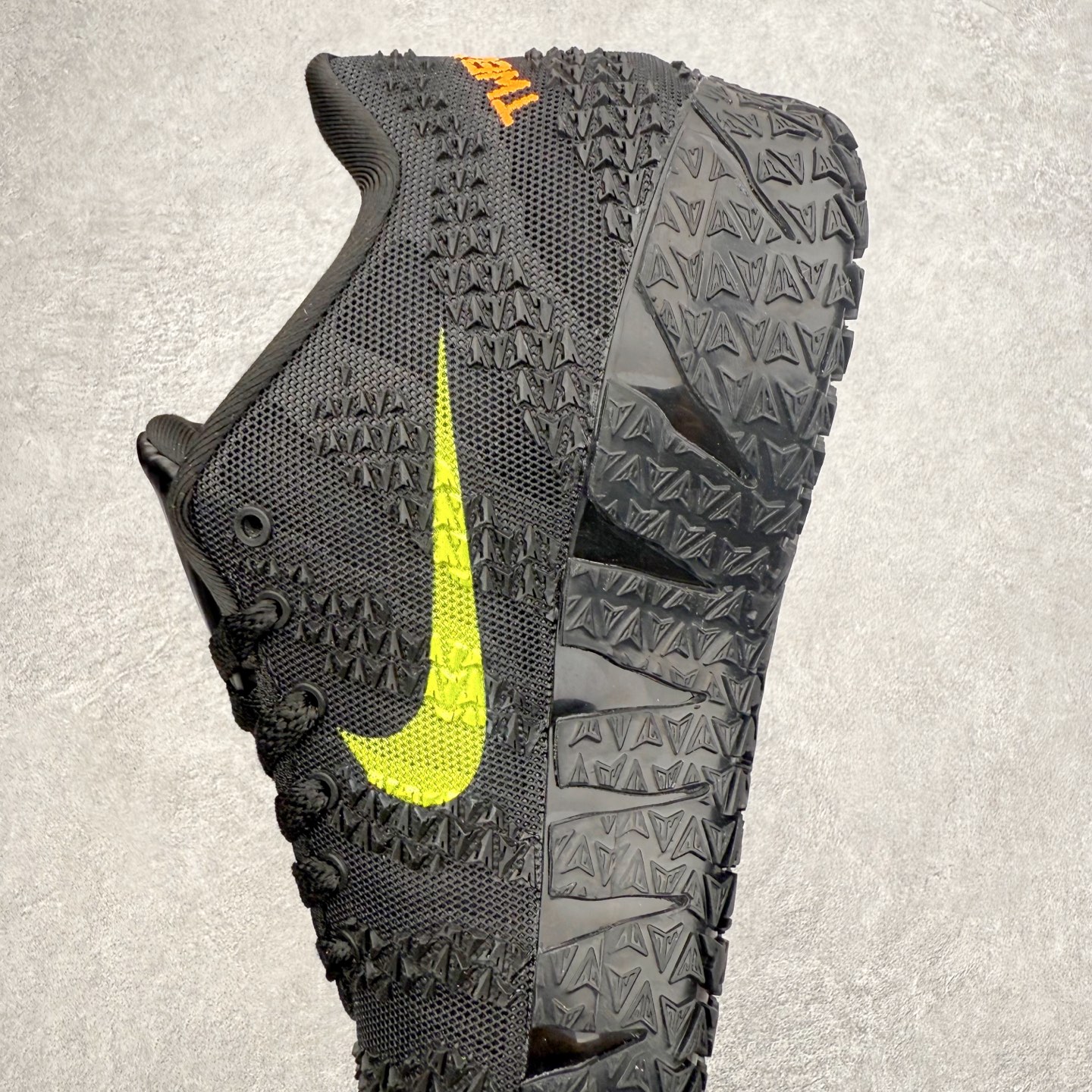 图片[7]-NK JA3 EP 莫兰特三代低帮篮球鞋 以鲜艳明亮的色调脱颖而出。鞋舌上醒目地展示着 “ JA ” 标志，而后跟上的 “ 12 ：AM ” 则以独特的设计呈现。鞋头和鞋舌采用透气运动网布制成，确保舒适耐用。在第一款鞋型的基础上进行了重大升级，采用更为挺拔的鞋口设计，为脚踝带来更佳的包裹与支撑感。侧面独特波纹纹理细节，打破了单调，赋予鞋子灵动与活力的视觉体验。中底部分巧妙借鉴了科比 5 的经典元素，融入斑点细节，增强了整体美学吸引力。实拍调校N版已经零色差零失真 百分百还原实物色彩所见即所得 不存在货不对板色差等低级问题 选购参考实物拍摄 不混卖不参货 只用心做好货严格选品 承诺混一赔十 尺码：40 40.5 41 42 42.5 43 44 44.5 45 46-选品中心