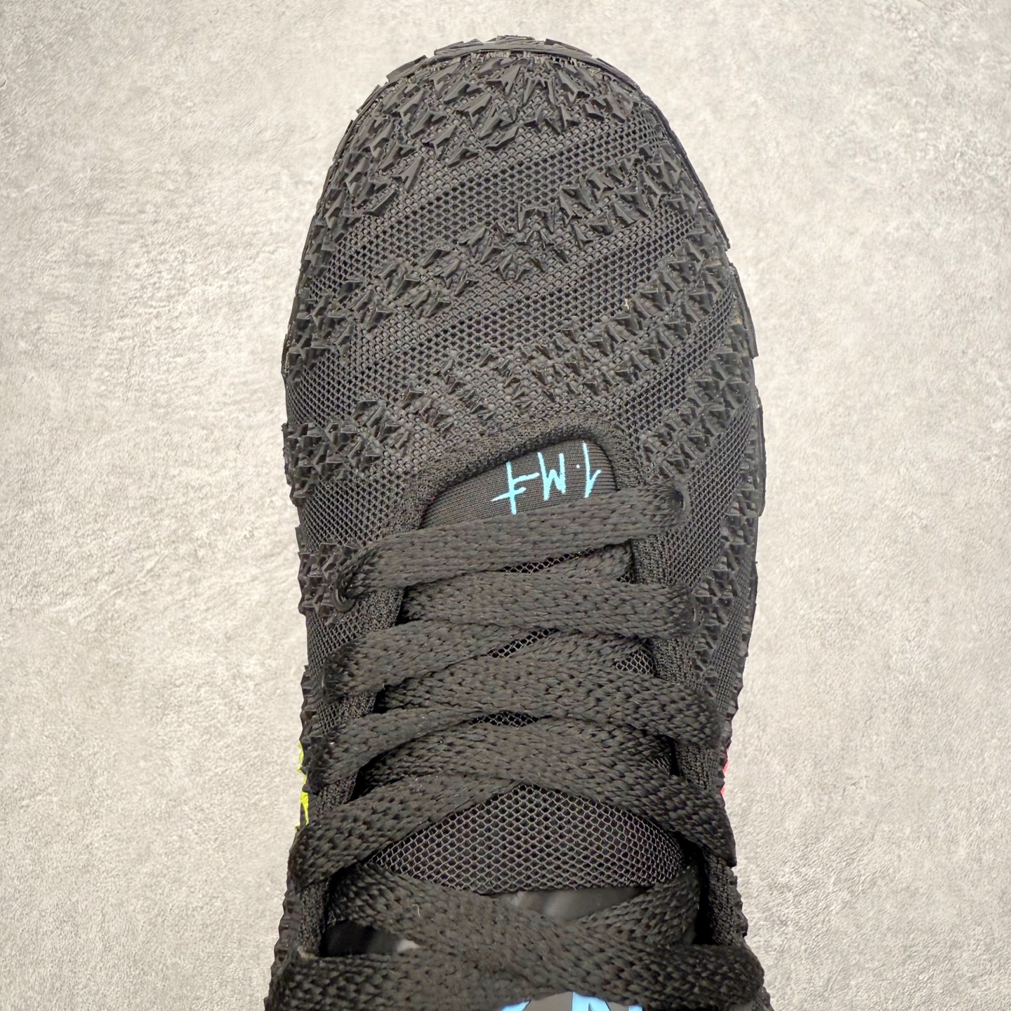 图片[4]-NK JA3 EP 莫兰特三代低帮篮球鞋 以鲜艳明亮的色调脱颖而出。鞋舌上醒目地展示着 “ JA ” 标志，而后跟上的 “ 12 ：AM ” 则以独特的设计呈现。鞋头和鞋舌采用透气运动网布制成，确保舒适耐用。在第一款鞋型的基础上进行了重大升级，采用更为挺拔的鞋口设计，为脚踝带来更佳的包裹与支撑感。侧面独特波纹纹理细节，打破了单调，赋予鞋子灵动与活力的视觉体验。中底部分巧妙借鉴了科比 5 的经典元素，融入斑点细节，增强了整体美学吸引力。实拍调校N版已经零色差零失真 百分百还原实物色彩所见即所得 不存在货不对板色差等低级问题 选购参考实物拍摄 不混卖不参货 只用心做好货严格选品 承诺混一赔十 尺码：40 40.5 41 42 42.5 43 44 44.5 45 46-选品中心