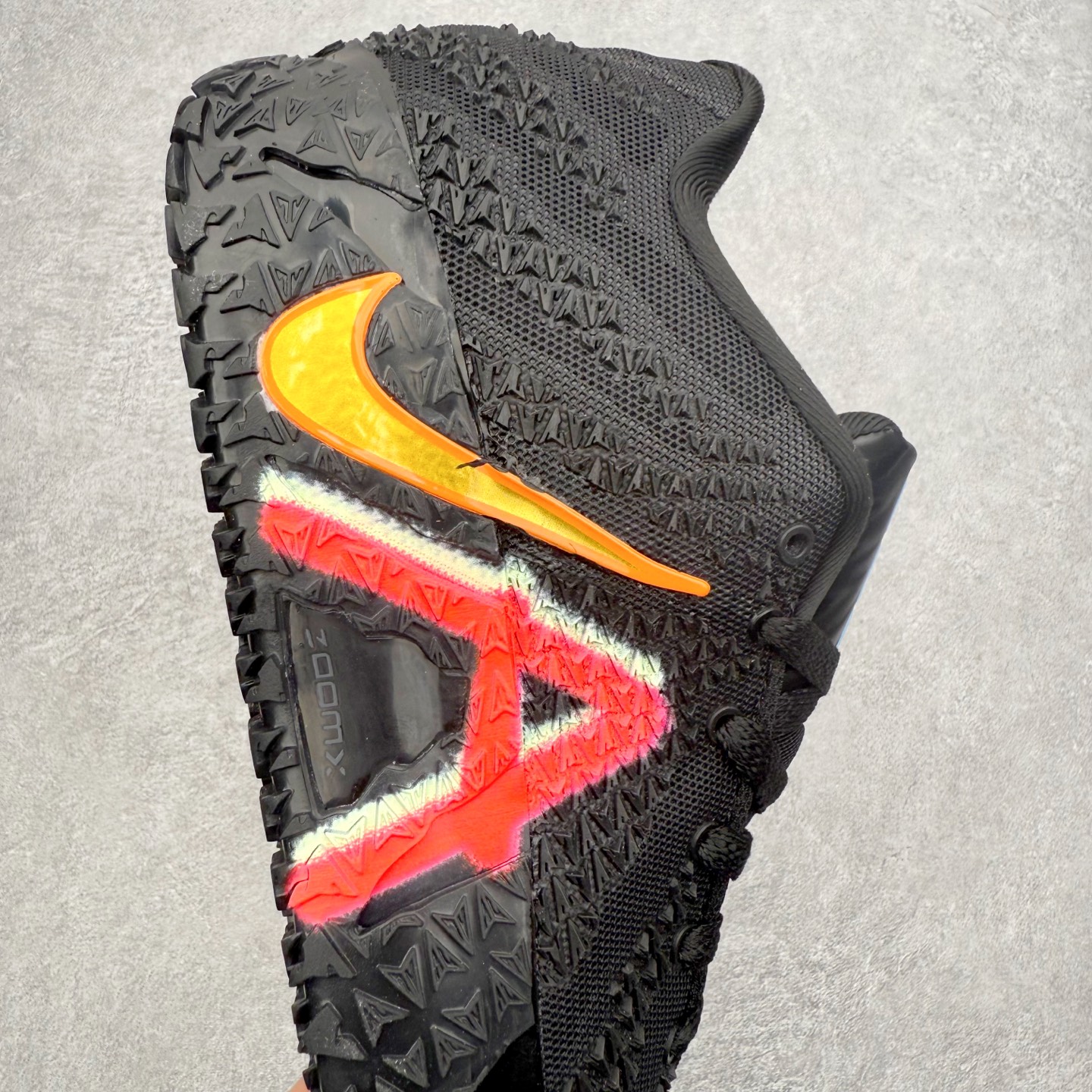 图片[6]-NK JA3 EP 莫兰特三代低帮篮球鞋 以鲜艳明亮的色调脱颖而出。鞋舌上醒目地展示着 “ JA ” 标志，而后跟上的 “ 12 ：AM ” 则以独特的设计呈现。鞋头和鞋舌采用透气运动网布制成，确保舒适耐用。在第一款鞋型的基础上进行了重大升级，采用更为挺拔的鞋口设计，为脚踝带来更佳的包裹与支撑感。侧面独特波纹纹理细节，打破了单调，赋予鞋子灵动与活力的视觉体验。中底部分巧妙借鉴了科比 5 的经典元素，融入斑点细节，增强了整体美学吸引力。实拍调校N版已经零色差零失真 百分百还原实物色彩所见即所得 不存在货不对板色差等低级问题 选购参考实物拍摄 不混卖不参货 只用心做好货严格选品 承诺混一赔十 尺码：40 40.5 41 42 42.5 43 44 44.5 45 46-选品中心