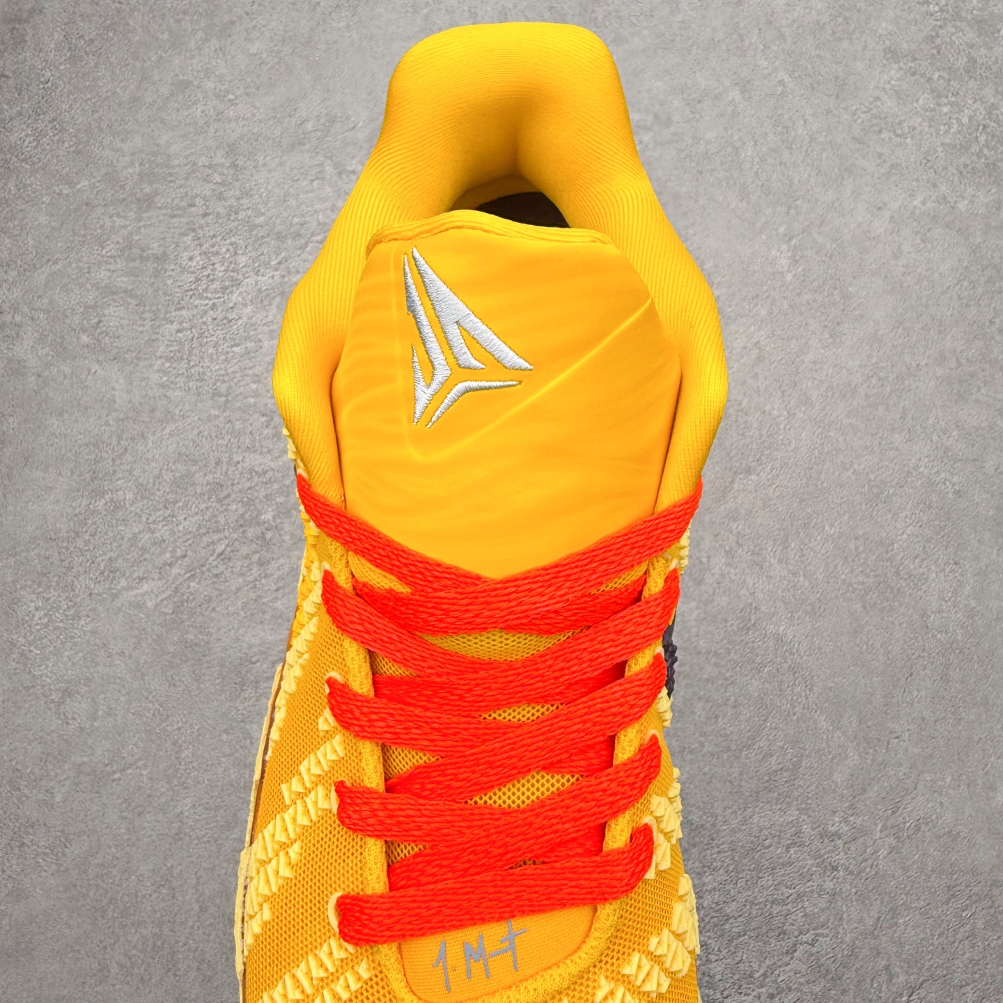 图片[5]-NK JA3 EP 莫兰特三代低帮篮球鞋 以鲜艳明亮的色调脱颖而出。鞋舌上醒目地展示着 “ JA ” 标志，而后跟上的 “ 12 ：AM ” 则以独特的设计呈现。鞋头和鞋舌采用透气运动网布制成，确保舒适耐用。在第一款鞋型的基础上进行了重大升级，采用更为挺拔的鞋口设计，为脚踝带来更佳的包裹与支撑感。侧面独特波纹纹理细节，打破了单调，赋予鞋子灵动与活力的视觉体验。中底部分巧妙借鉴了科比 5 的经典元素，融入斑点细节，增强了整体美学吸引力。实拍调校N版已经零色差零失真 百分百还原实物色彩所见即所得 不存在货不对板色差等低级问题 选购参考实物拍摄 不混卖不参货 只用心做好货严格选品 承诺混一赔十 尺码：40 40.5 41 42 42.5 43 44 44.5 45 46-选品中心