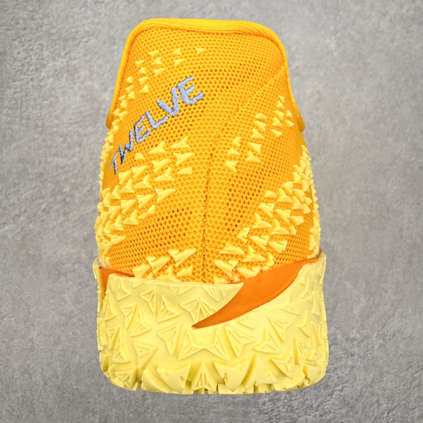 图片[8]-NK JA3 EP 莫兰特三代低帮篮球鞋 以鲜艳明亮的色调脱颖而出。鞋舌上醒目地展示着 “ JA ” 标志，而后跟上的 “ 12 ：AM ” 则以独特的设计呈现。鞋头和鞋舌采用透气运动网布制成，确保舒适耐用。在第一款鞋型的基础上进行了重大升级，采用更为挺拔的鞋口设计，为脚踝带来更佳的包裹与支撑感。侧面独特波纹纹理细节，打破了单调，赋予鞋子灵动与活力的视觉体验。中底部分巧妙借鉴了科比 5 的经典元素，融入斑点细节，增强了整体美学吸引力。实拍调校N版已经零色差零失真 百分百还原实物色彩所见即所得 不存在货不对板色差等低级问题 选购参考实物拍摄 不混卖不参货 只用心做好货严格选品 承诺混一赔十 尺码：40 40.5 41 42 42.5 43 44 44.5 45 46-选品中心