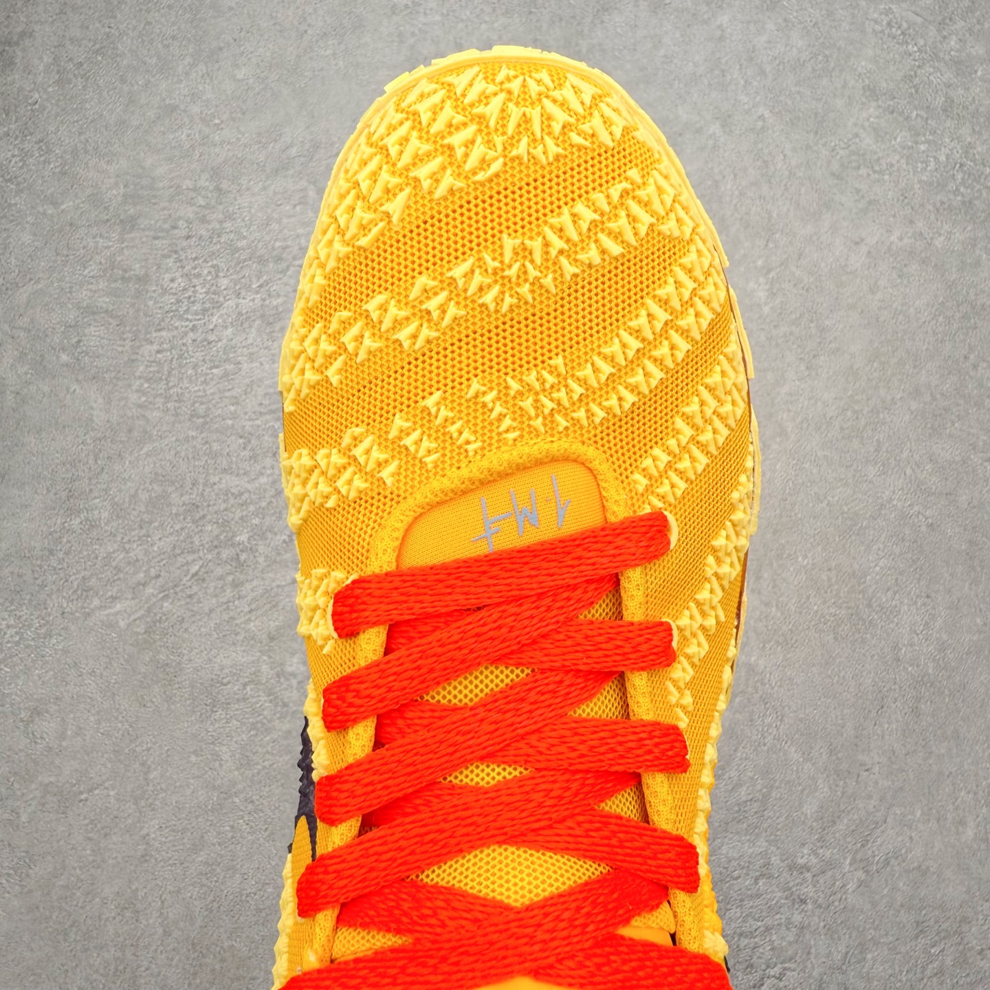 图片[4]-NK JA3 EP 莫兰特三代低帮篮球鞋 以鲜艳明亮的色调脱颖而出。鞋舌上醒目地展示着 “ JA ” 标志，而后跟上的 “ 12 ：AM ” 则以独特的设计呈现。鞋头和鞋舌采用透气运动网布制成，确保舒适耐用。在第一款鞋型的基础上进行了重大升级，采用更为挺拔的鞋口设计，为脚踝带来更佳的包裹与支撑感。侧面独特波纹纹理细节，打破了单调，赋予鞋子灵动与活力的视觉体验。中底部分巧妙借鉴了科比 5 的经典元素，融入斑点细节，增强了整体美学吸引力。实拍调校N版已经零色差零失真 百分百还原实物色彩所见即所得 不存在货不对板色差等低级问题 选购参考实物拍摄 不混卖不参货 只用心做好货严格选品 承诺混一赔十 尺码：40 40.5 41 42 42.5 43 44 44.5 45 46-选品中心