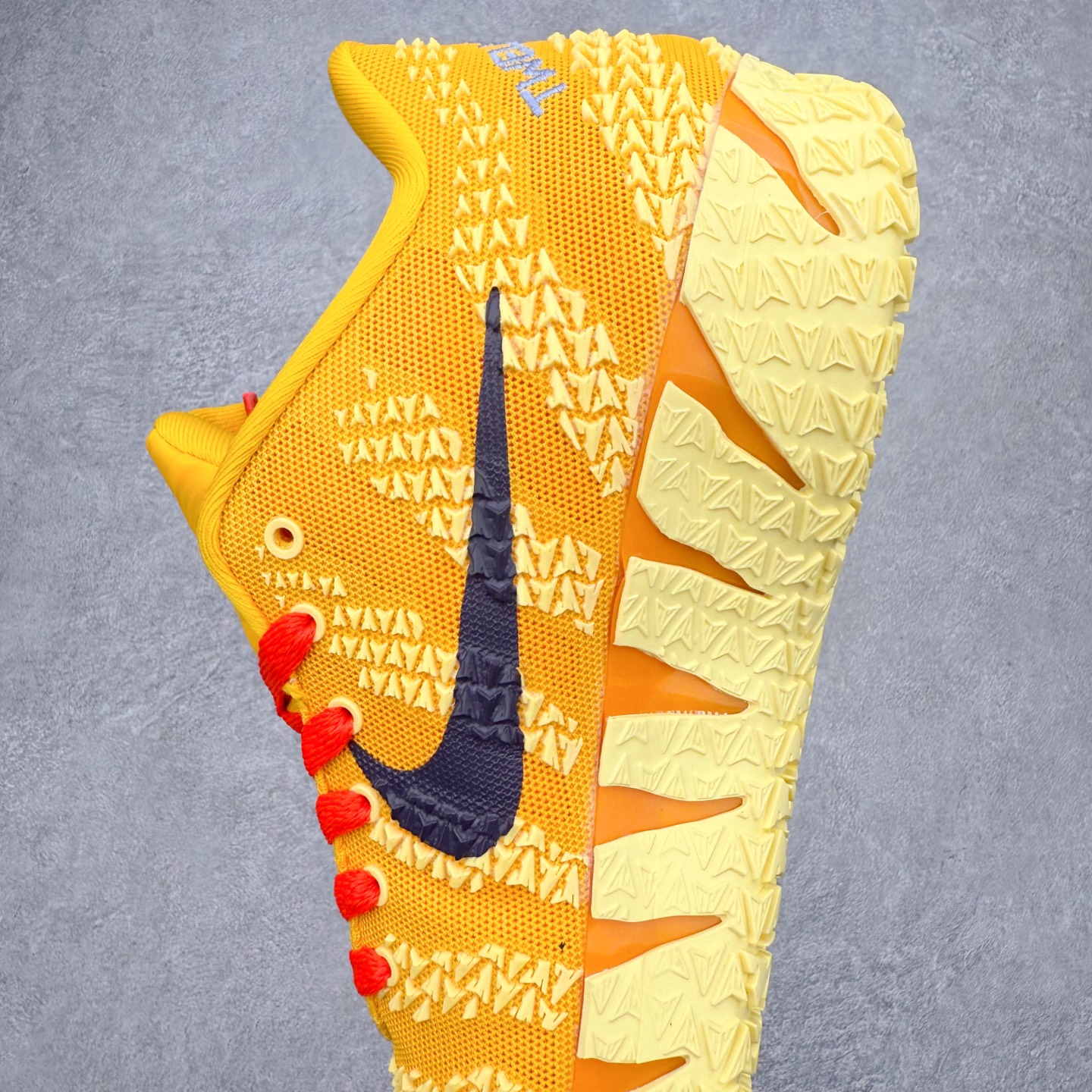 图片[7]-NK JA3 EP 莫兰特三代低帮篮球鞋 以鲜艳明亮的色调脱颖而出。鞋舌上醒目地展示着 “ JA ” 标志，而后跟上的 “ 12 ：AM ” 则以独特的设计呈现。鞋头和鞋舌采用透气运动网布制成，确保舒适耐用。在第一款鞋型的基础上进行了重大升级，采用更为挺拔的鞋口设计，为脚踝带来更佳的包裹与支撑感。侧面独特波纹纹理细节，打破了单调，赋予鞋子灵动与活力的视觉体验。中底部分巧妙借鉴了科比 5 的经典元素，融入斑点细节，增强了整体美学吸引力。实拍调校N版已经零色差零失真 百分百还原实物色彩所见即所得 不存在货不对板色差等低级问题 选购参考实物拍摄 不混卖不参货 只用心做好货严格选品 承诺混一赔十 尺码：40 40.5 41 42 42.5 43 44 44.5 45 46-选品中心