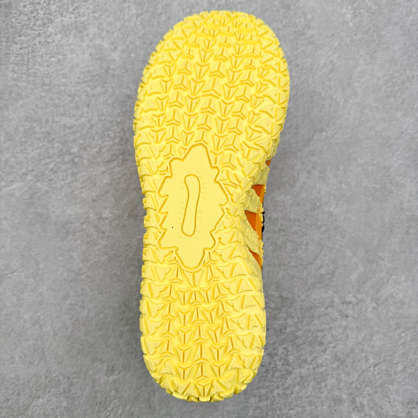 图片[9]-NK JA3 EP 莫兰特三代低帮篮球鞋 以鲜艳明亮的色调脱颖而出。鞋舌上醒目地展示着 “ JA ” 标志，而后跟上的 “ 12 ：AM ” 则以独特的设计呈现。鞋头和鞋舌采用透气运动网布制成，确保舒适耐用。在第一款鞋型的基础上进行了重大升级，采用更为挺拔的鞋口设计，为脚踝带来更佳的包裹与支撑感。侧面独特波纹纹理细节，打破了单调，赋予鞋子灵动与活力的视觉体验。中底部分巧妙借鉴了科比 5 的经典元素，融入斑点细节，增强了整体美学吸引力。实拍调校N版已经零色差零失真 百分百还原实物色彩所见即所得 不存在货不对板色差等低级问题 选购参考实物拍摄 不混卖不参货 只用心做好货严格选品 承诺混一赔十 尺码：40 40.5 41 42 42.5 43 44 44.5 45 46-选品中心