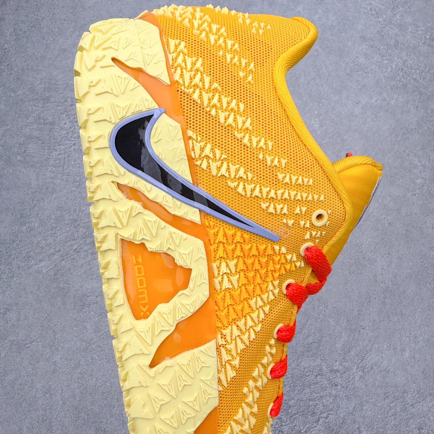 图片[6]-NK JA3 EP 莫兰特三代低帮篮球鞋 以鲜艳明亮的色调脱颖而出。鞋舌上醒目地展示着 “ JA ” 标志，而后跟上的 “ 12 ：AM ” 则以独特的设计呈现。鞋头和鞋舌采用透气运动网布制成，确保舒适耐用。在第一款鞋型的基础上进行了重大升级，采用更为挺拔的鞋口设计，为脚踝带来更佳的包裹与支撑感。侧面独特波纹纹理细节，打破了单调，赋予鞋子灵动与活力的视觉体验。中底部分巧妙借鉴了科比 5 的经典元素，融入斑点细节，增强了整体美学吸引力。实拍调校N版已经零色差零失真 百分百还原实物色彩所见即所得 不存在货不对板色差等低级问题 选购参考实物拍摄 不混卖不参货 只用心做好货严格选品 承诺混一赔十 尺码：40 40.5 41 42 42.5 43 44 44.5 45 46-选品中心