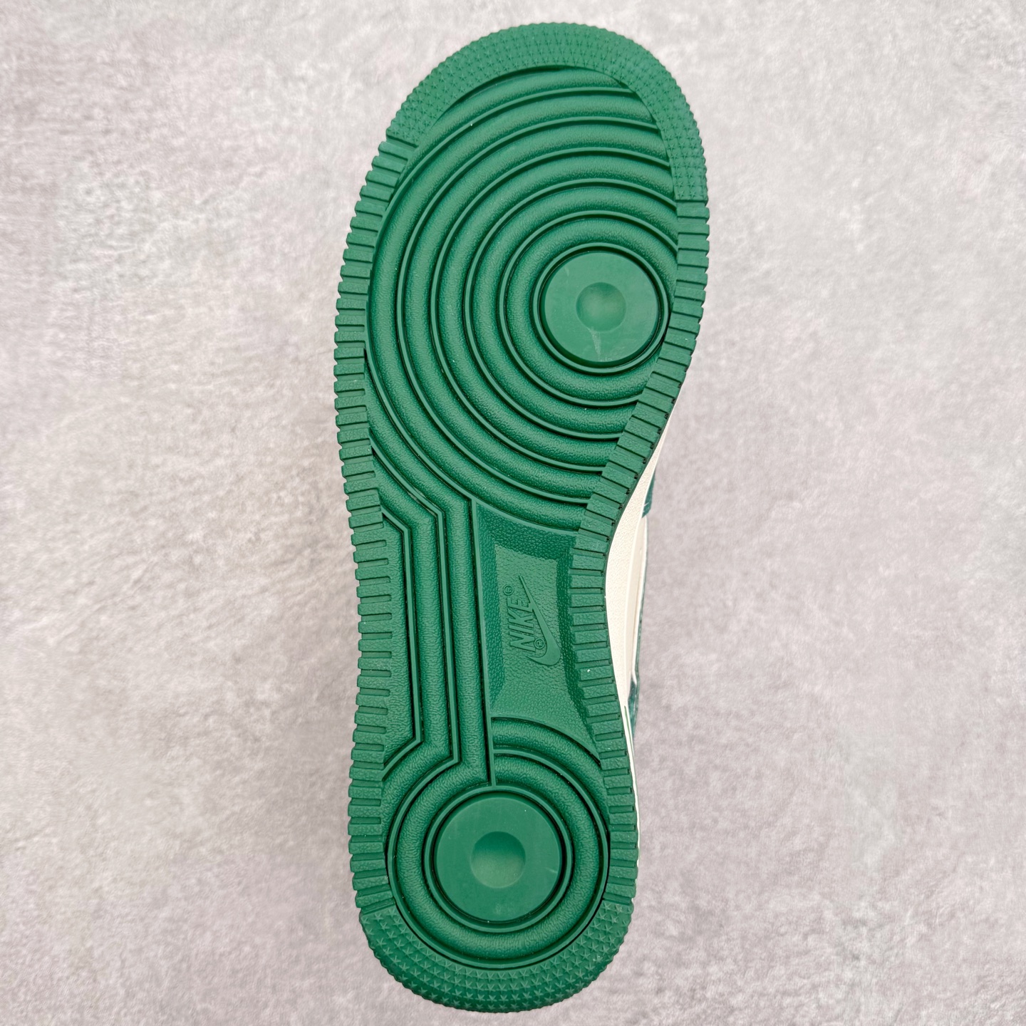 图片[9]-NK Air Force 1´07 Low 空军一号低帮百搭休闲运动板鞋 SY1388-001 柔软、弹性十足的缓震性能和出色的中底设计 横跨复古与现代的外型结合 造就出风靡全球 三十多年的Force 1 直到今天还深受青睐 实拍调校N版已经零色差零失真 百分百还原实物色彩所见即所得 不存在货不对板色差等低级问题 选购参考实物拍摄 不混卖不参货 只用心做好货严格选品 承诺混一赔十 尺码：36 36.5 37.5 38 38.5 39 40 40.5 41 42 42.5 43 44 44.5 45-选品中心