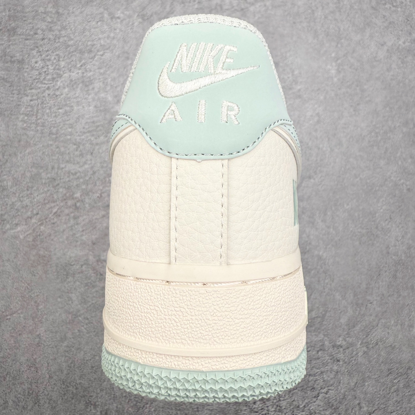 图片[8]-NK Air Force 1´07 Low 空军一号低帮百搭休闲运动板鞋 GL6835-011 柔软、弹性十足的缓震性能和出色的中底设计 横跨复古与现代的外型结合 造就出风靡全球 三十多年的Force 1 直到今天还深受青睐 实拍调校N版已经零色差零失真 百分百还原实物色彩所见即所得 不存在货不对板色差等低级问题 选购参考实物拍摄 不混卖不参货 只用心做好货严格选品 承诺混一赔十 尺码：36 36.5 37.5 38 38.5 39 40 40.5 41 42 42.5 43 44 44.5 45-选品中心