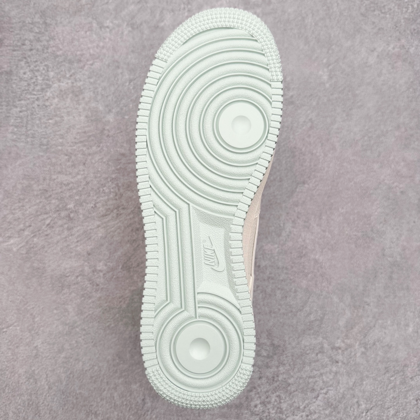 图片[9]-NK Air Force 1´07 Low 空军一号低帮百搭休闲运动板鞋 GL6835-011 柔软、弹性十足的缓震性能和出色的中底设计 横跨复古与现代的外型结合 造就出风靡全球 三十多年的Force 1 直到今天还深受青睐 实拍调校N版已经零色差零失真 百分百还原实物色彩所见即所得 不存在货不对板色差等低级问题 选购参考实物拍摄 不混卖不参货 只用心做好货严格选品 承诺混一赔十 尺码：36 36.5 37.5 38 38.5 39 40 40.5 41 42 42.5 43 44 44.5 45-选品中心