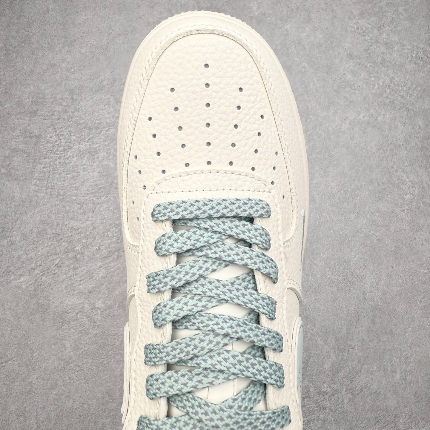 图片[4]-NK Air Force 1´07 Low 空军一号低帮百搭休闲运动板鞋 GL6835-011 柔软、弹性十足的缓震性能和出色的中底设计 横跨复古与现代的外型结合 造就出风靡全球 三十多年的Force 1 直到今天还深受青睐 实拍调校N版已经零色差零失真 百分百还原实物色彩所见即所得 不存在货不对板色差等低级问题 选购参考实物拍摄 不混卖不参货 只用心做好货严格选品 承诺混一赔十 尺码：36 36.5 37.5 38 38.5 39 40 40.5 41 42 42.5 43 44 44.5 45-选品中心