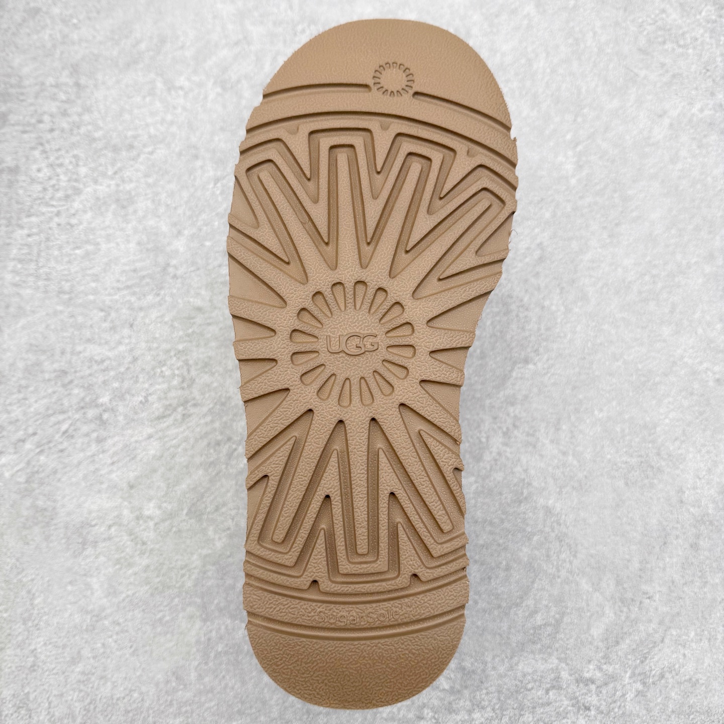 图片[9]-UGG 8011 秋冬羊皮毛一体雪地靴 全鞋采用ZP同厂 隆丰A级澳洲进口羊皮毛一体 品牌代工厂生产线 完全遵循ZP工艺流程 代工厂原厂版师 秉承无原鞋不开发选择 注重每一处细节 市面最正版型 TREADLITE\\\”轻翼\\\”科技外底 轻便/耐用/柔韧/桩型【售后郑重承诺】一个月内若出现重大脱胶/断底等质量问题 直接为您换新！尺码：35 36 37 38 39 40-选品中心