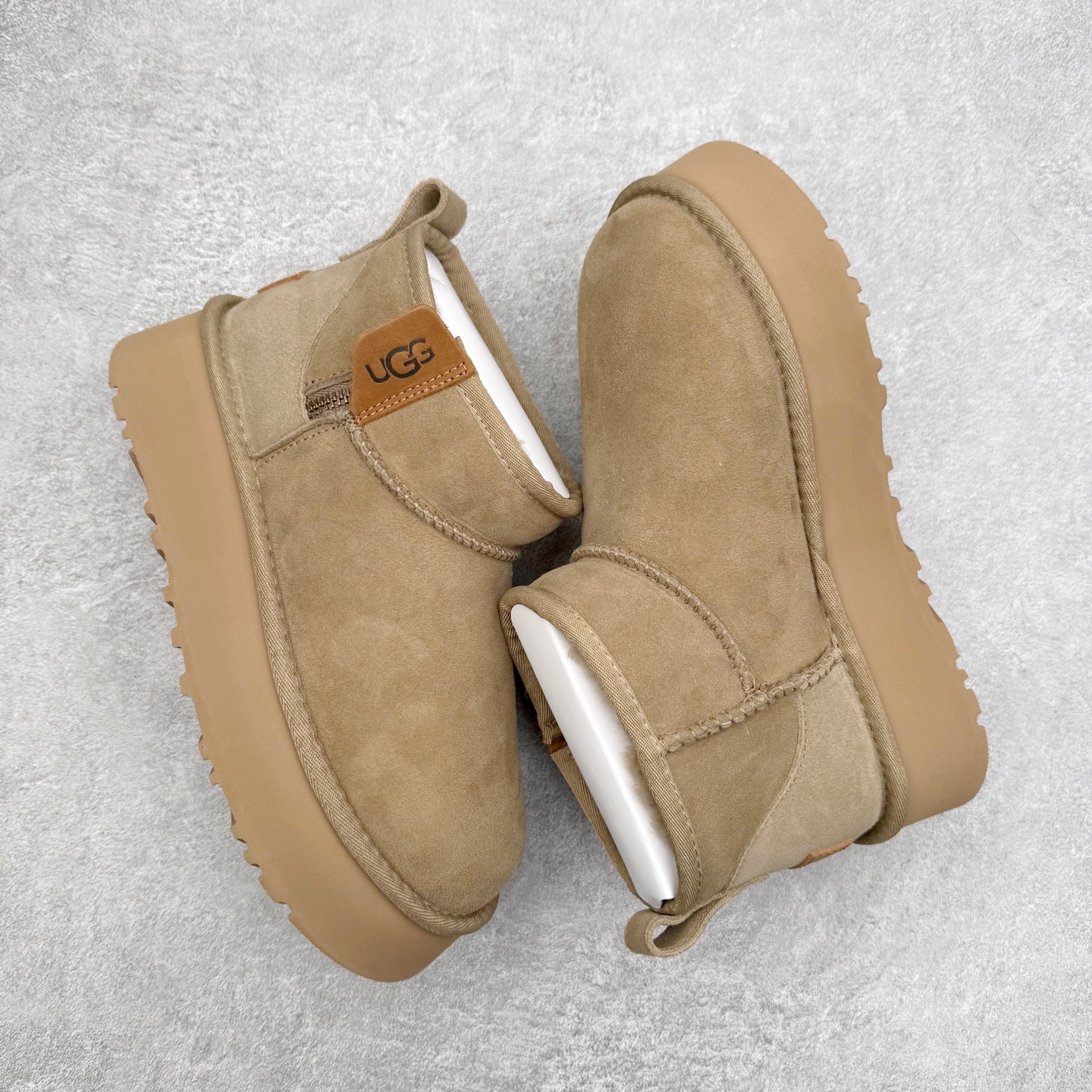 图片[3]-UGG 8011 秋冬羊皮毛一体雪地靴 全鞋采用ZP同厂 隆丰A级澳洲进口羊皮毛一体 品牌代工厂生产线 完全遵循ZP工艺流程 代工厂原厂版师 秉承无原鞋不开发选择 注重每一处细节 市面最正版型 TREADLITE\\\”轻翼\\\”科技外底 轻便/耐用/柔韧/桩型【售后郑重承诺】一个月内若出现重大脱胶/断底等质量问题 直接为您换新！尺码：35 36 37 38 39 40-选品中心