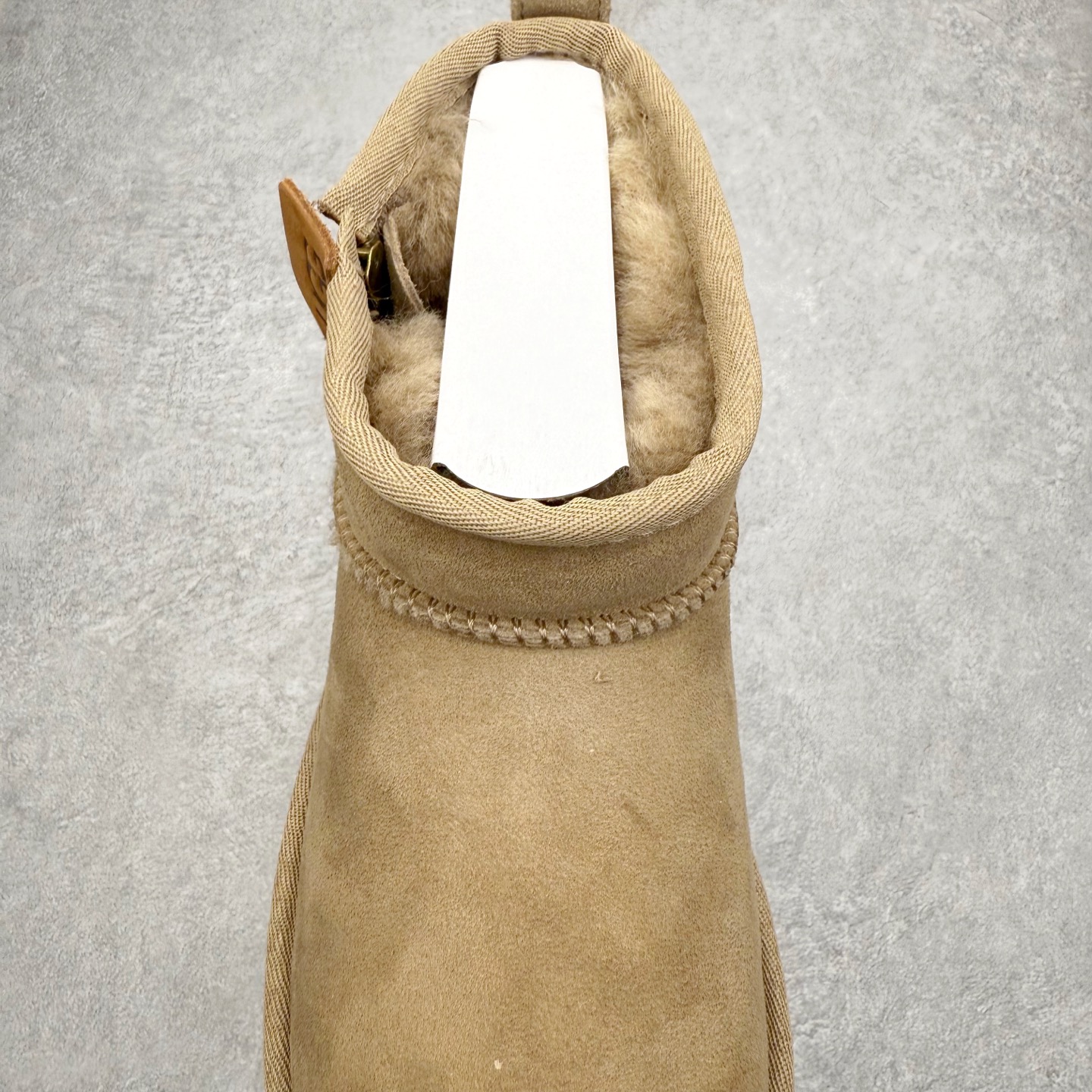 图片[5]-UGG 8011 秋冬羊皮毛一体雪地靴 全鞋采用ZP同厂 隆丰A级澳洲进口羊皮毛一体 品牌代工厂生产线 完全遵循ZP工艺流程 代工厂原厂版师 秉承无原鞋不开发选择 注重每一处细节 市面最正版型 TREADLITE\\\”轻翼\\\”科技外底 轻便/耐用/柔韧/桩型【售后郑重承诺】一个月内若出现重大脱胶/断底等质量问题 直接为您换新！尺码：35 36 37 38 39 40-选品中心