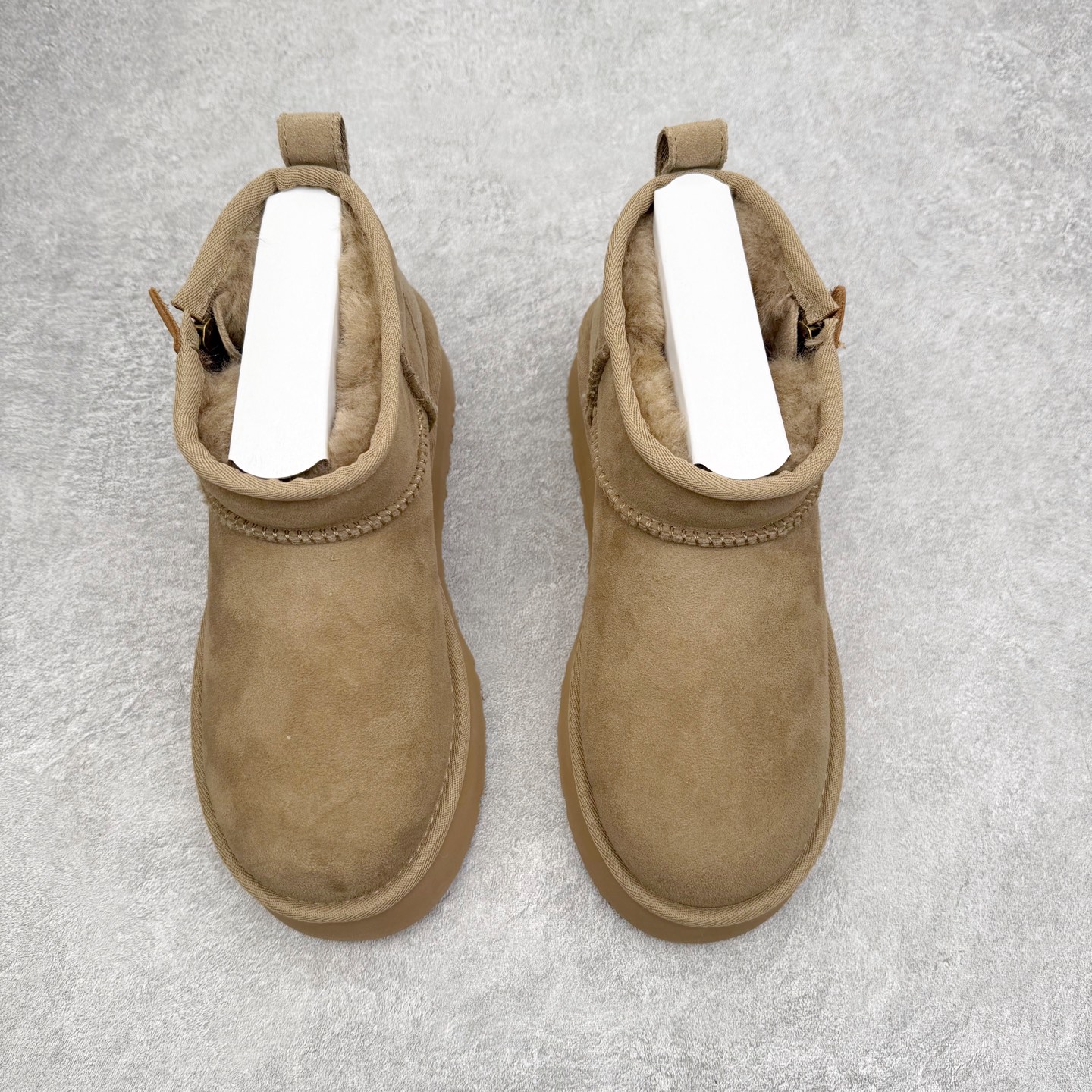 图片[2]-UGG 8011 秋冬羊皮毛一体雪地靴 全鞋采用ZP同厂 隆丰A级澳洲进口羊皮毛一体 品牌代工厂生产线 完全遵循ZP工艺流程 代工厂原厂版师 秉承无原鞋不开发选择 注重每一处细节 市面最正版型 TREADLITE\\\”轻翼\\\”科技外底 轻便/耐用/柔韧/桩型【售后郑重承诺】一个月内若出现重大脱胶/断底等质量问题 直接为您换新！尺码：35 36 37 38 39 40-选品中心