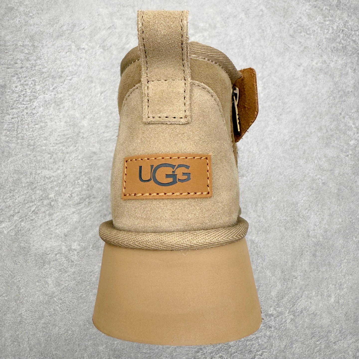 图片[8]-UGG 8011 秋冬羊皮毛一体雪地靴 全鞋采用ZP同厂 隆丰A级澳洲进口羊皮毛一体 品牌代工厂生产线 完全遵循ZP工艺流程 代工厂原厂版师 秉承无原鞋不开发选择 注重每一处细节 市面最正版型 TREADLITE\\\”轻翼\\\”科技外底 轻便/耐用/柔韧/桩型【售后郑重承诺】一个月内若出现重大脱胶/断底等质量问题 直接为您换新！尺码：35 36 37 38 39 40-选品中心