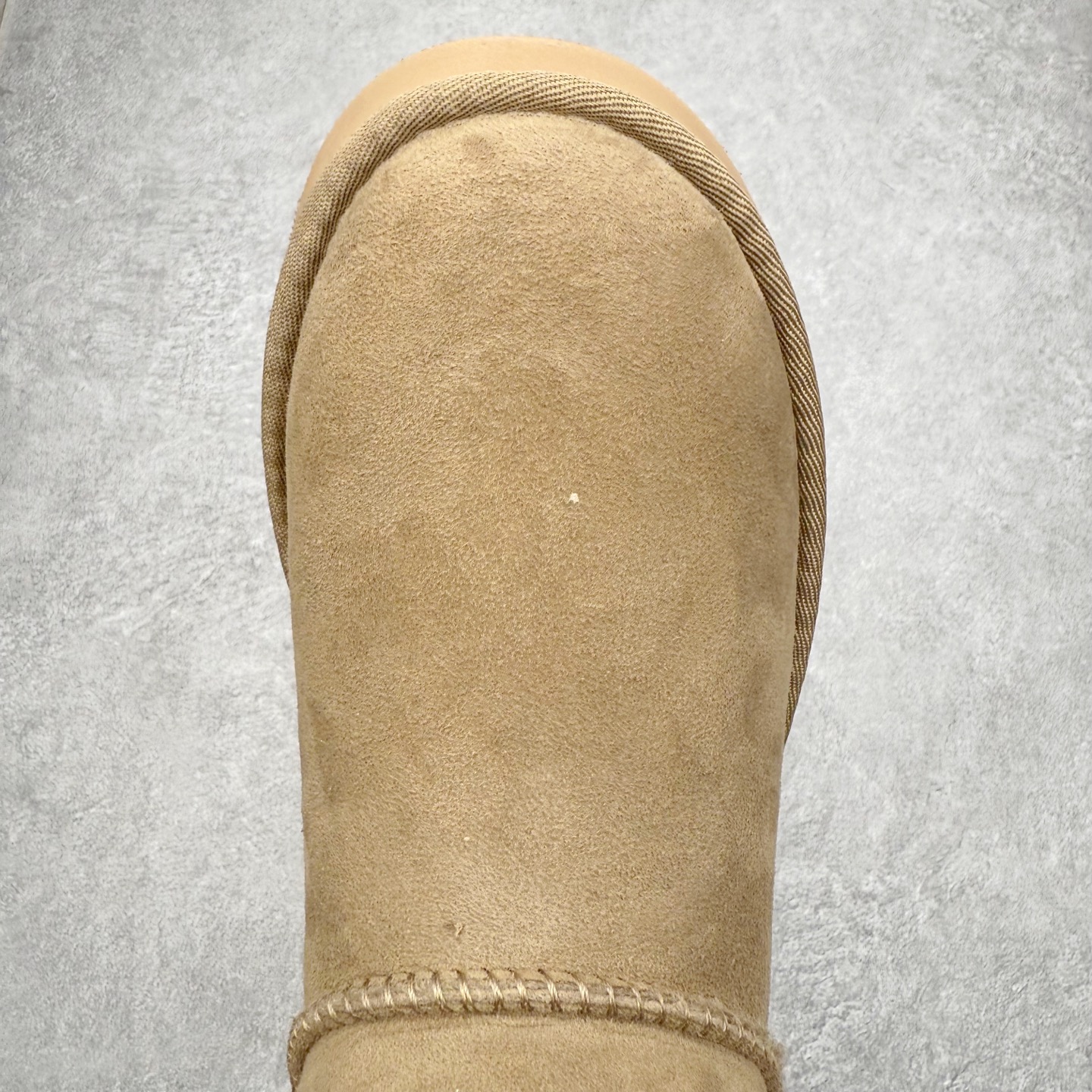 图片[4]-UGG 8011 秋冬羊皮毛一体雪地靴 全鞋采用ZP同厂 隆丰A级澳洲进口羊皮毛一体 品牌代工厂生产线 完全遵循ZP工艺流程 代工厂原厂版师 秉承无原鞋不开发选择 注重每一处细节 市面最正版型 TREADLITE\\\”轻翼\\\”科技外底 轻便/耐用/柔韧/桩型【售后郑重承诺】一个月内若出现重大脱胶/断底等质量问题 直接为您换新！尺码：35 36 37 38 39 40-选品中心