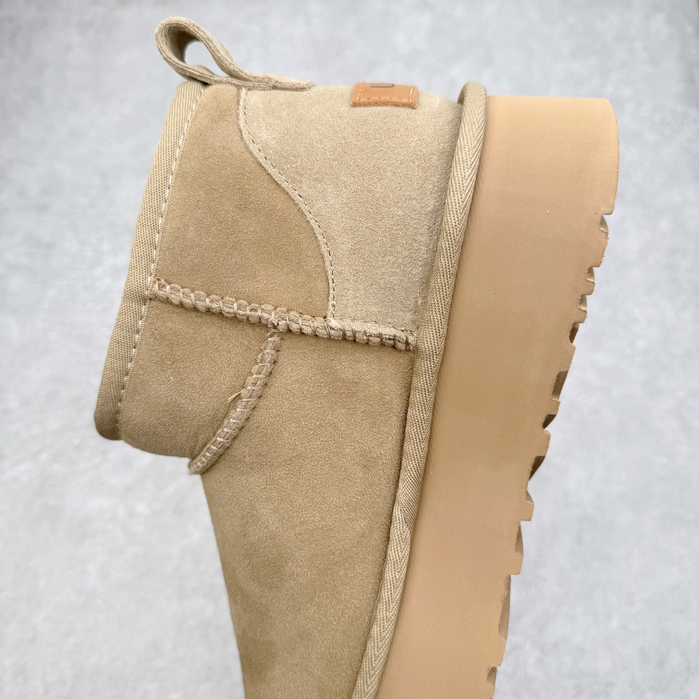 图片[7]-UGG 8011 秋冬羊皮毛一体雪地靴 全鞋采用ZP同厂 隆丰A级澳洲进口羊皮毛一体 品牌代工厂生产线 完全遵循ZP工艺流程 代工厂原厂版师 秉承无原鞋不开发选择 注重每一处细节 市面最正版型 TREADLITE\\\”轻翼\\\”科技外底 轻便/耐用/柔韧/桩型【售后郑重承诺】一个月内若出现重大脱胶/断底等质量问题 直接为您换新！尺码：35 36 37 38 39 40-选品中心