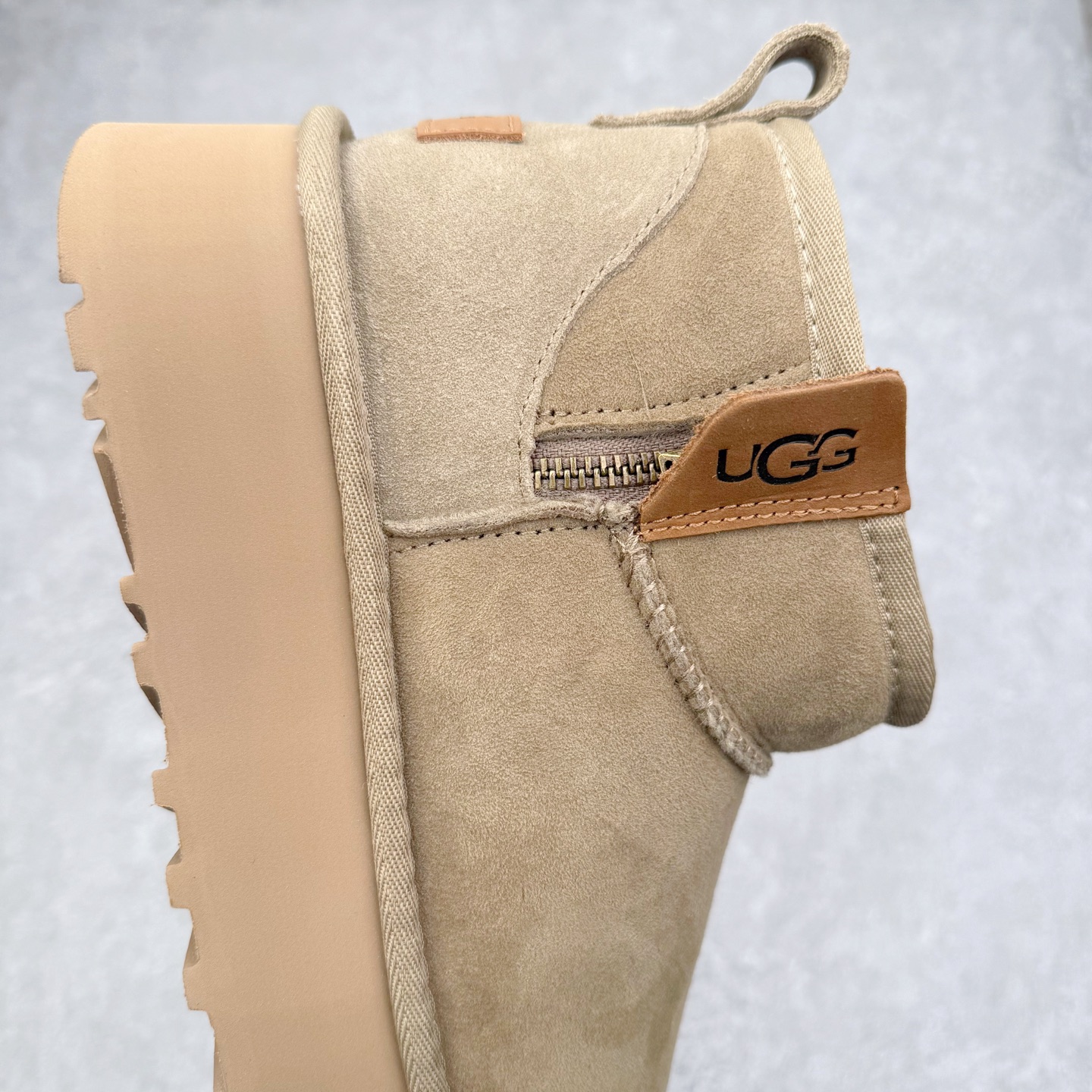 图片[6]-UGG 8011 秋冬羊皮毛一体雪地靴 全鞋采用ZP同厂 隆丰A级澳洲进口羊皮毛一体 品牌代工厂生产线 完全遵循ZP工艺流程 代工厂原厂版师 秉承无原鞋不开发选择 注重每一处细节 市面最正版型 TREADLITE\\\”轻翼\\\”科技外底 轻便/耐用/柔韧/桩型【售后郑重承诺】一个月内若出现重大脱胶/断底等质量问题 直接为您换新！尺码：35 36 37 38 39 40-选品中心