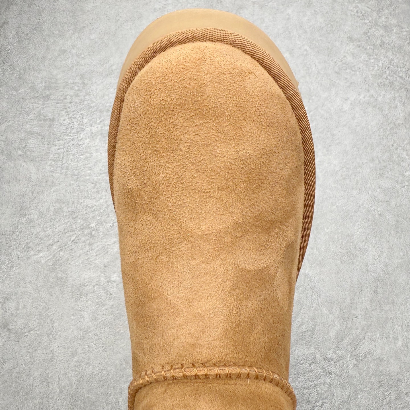 图片[4]-UGG 8011 秋冬羊皮毛一体雪地靴 全鞋采用ZP同厂 隆丰A级澳洲进口羊皮毛一体 品牌代工厂生产线 完全遵循ZP工艺流程 代工厂原厂版师 秉承无原鞋不开发选择 注重每一处细节 市面最正版型 TREADLITE\\\”轻翼\\\”科技外底 轻便/耐用/柔韧/桩型【售后郑重承诺】一个月内若出现重大脱胶/断底等质量问题 直接为您换新！尺码：35 36 37 38 39 40-选品中心